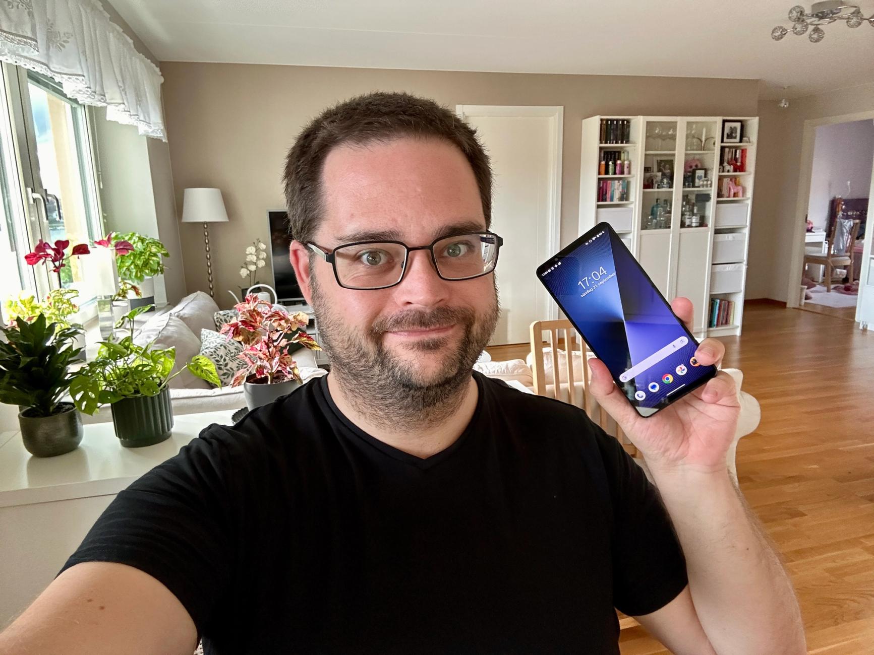 Skribenten med Sony Xperia 1 VII i handen