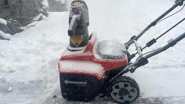 Husqvarna ST 143i - Liten snöslunga som överraskar positivt