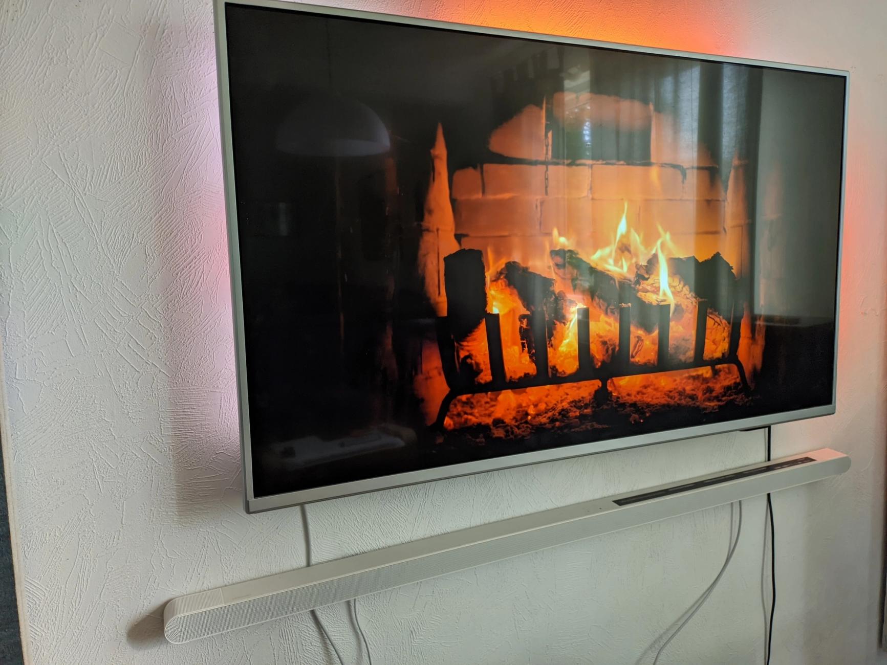 Bästa placeringen är under TVn på väggen.
