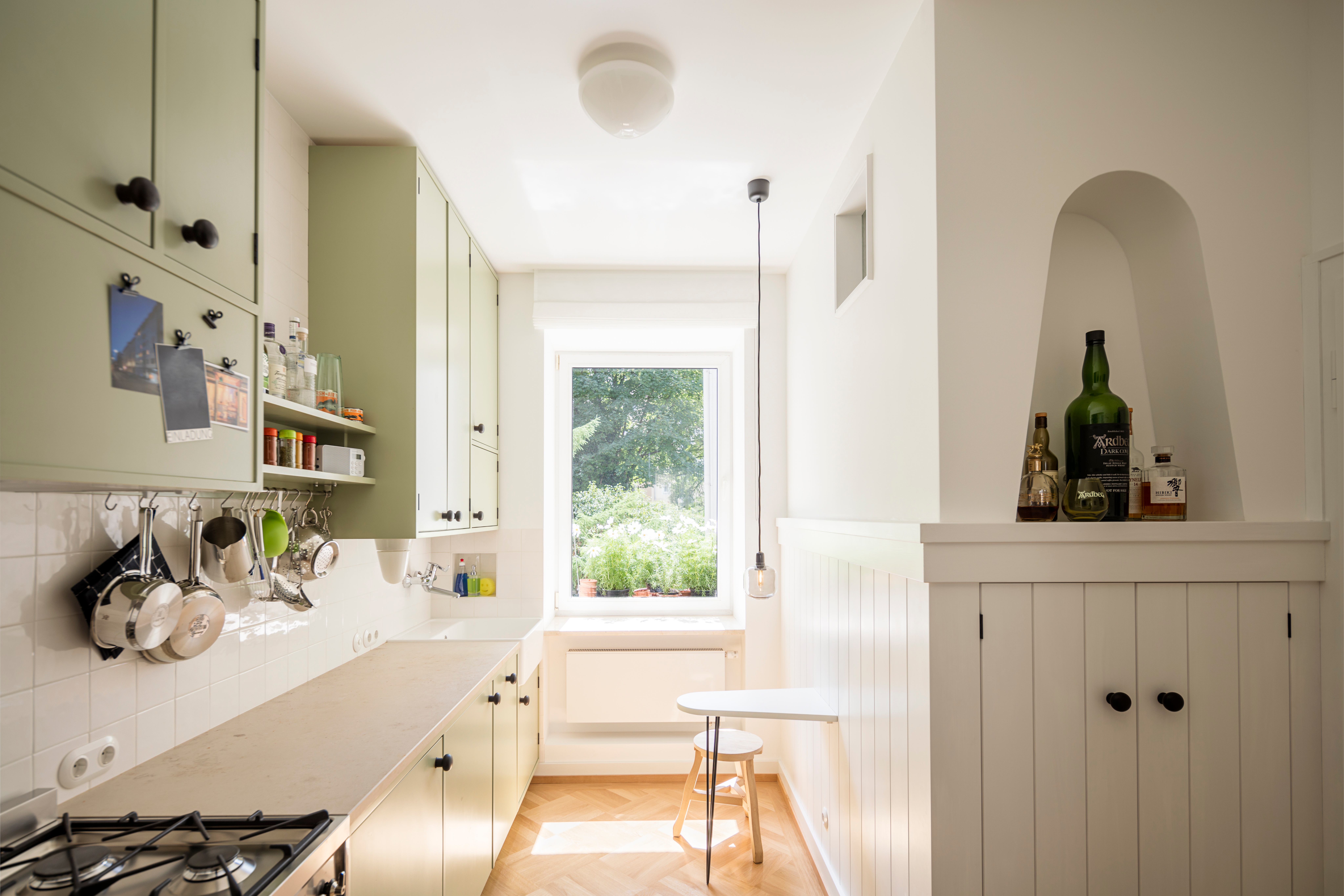 Goetz Castorph Lehmann Tabillion Architektur Städtebau München Wohnung Sanierung Altbau Bestand Innenraumkonzept Ausstattung Innenraumgestaltung Gründerzeitwohnung Nische Parkett Schreiner Parkett Farbe Farbkonzept Fliesen Regal Einbau Lichtschalter Küche