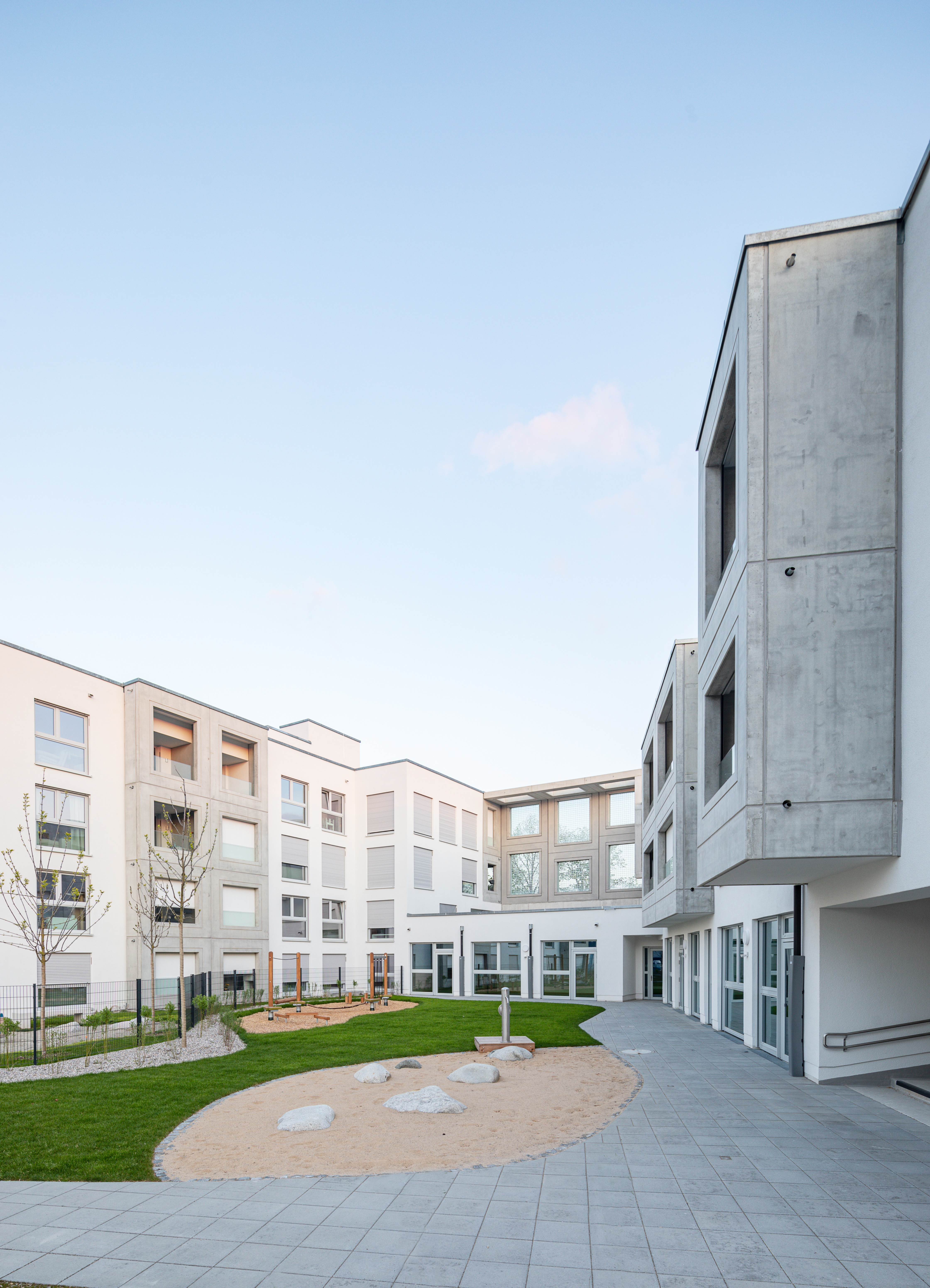 Goetz Castorph Lehmann Tabillion Architektur Städtebau München Allach Diamalt Park Loggia Beton Fertigteile Malzym Schallschutz Glas bedruckt Kita Tiefgarage Leitsystem neon