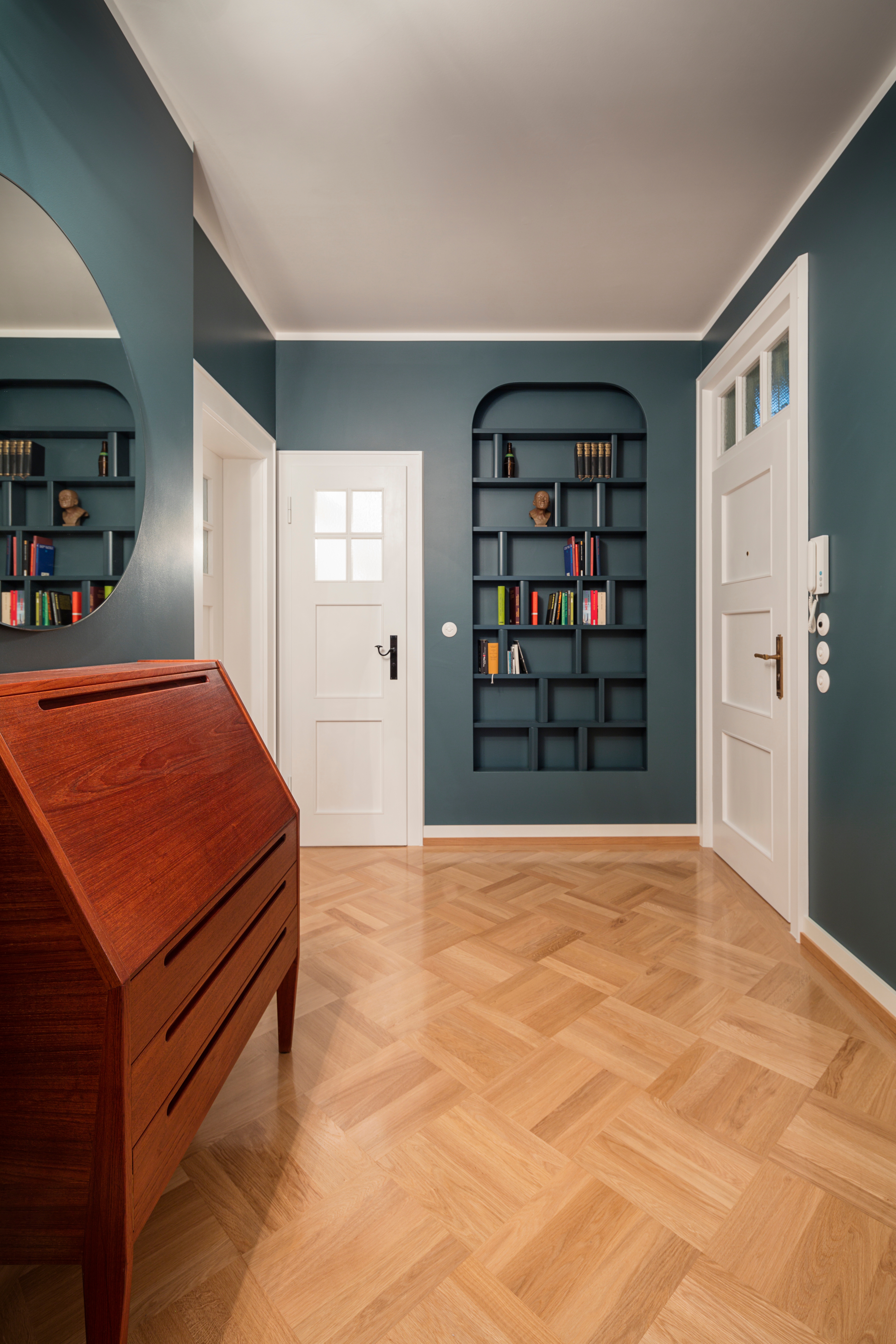 Goetz Castorph Lehmann Tabillion Architektur Städtebau München Wohnung Sanierung Altbau Bestand Innenraumkonzept Ausstattung Innenraumgestaltung Gründerzeitwohnung Nische Parkett Schreiner Parkett Farbe Farbkonzept Fliesen Regal Einbau Lichtschalter Eingangsbereich