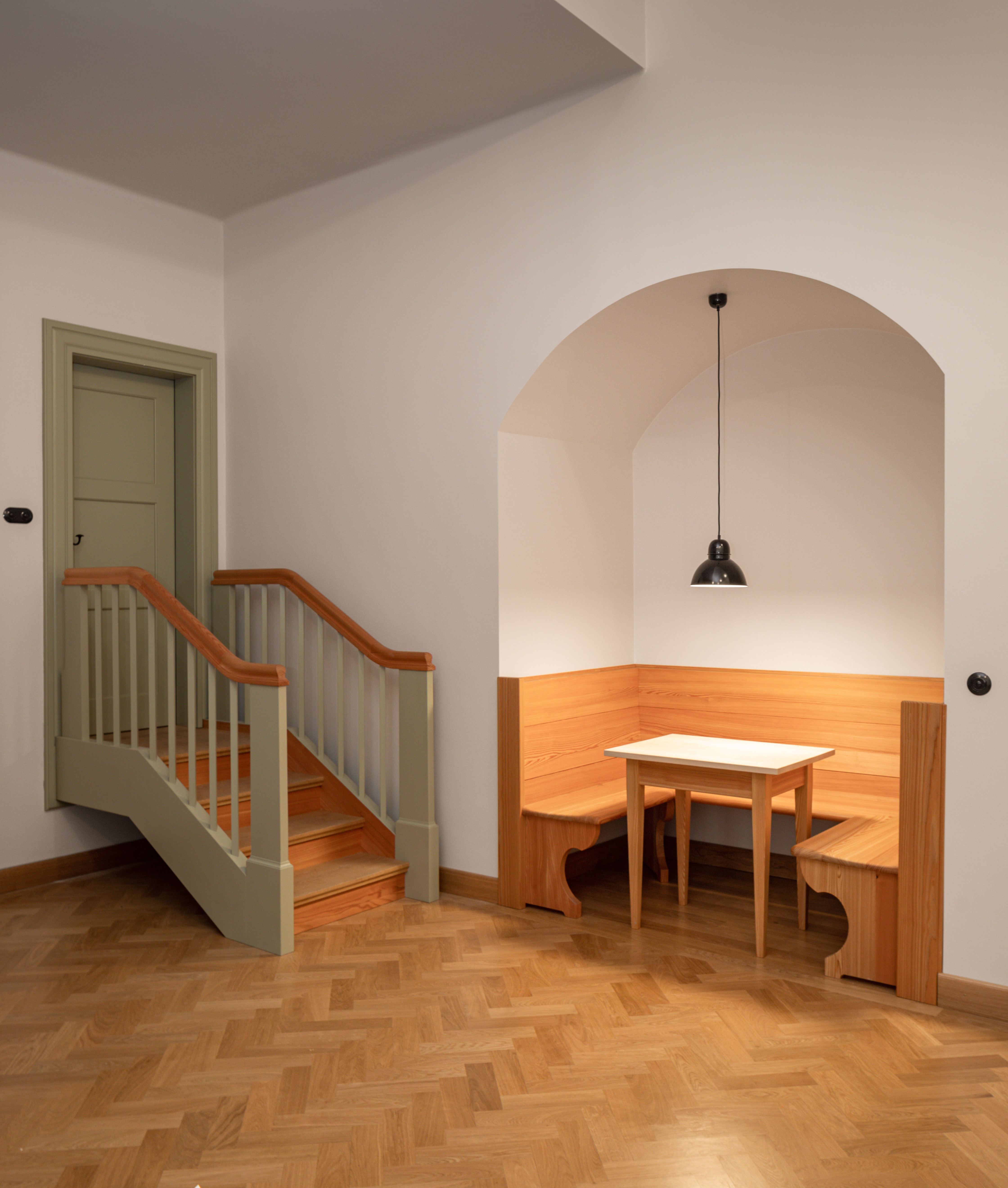 Goetz Castorph Lehmann Tabillion Architektur Städtebau München Ledigenheim Theodor Fischer Denkmalschutz Bestand Sanierung Umbau Gaststätte Speiseraum Bank Holz Schreiner Detail Lärche bauzeitlich Nachbildung Weiterentwicklung Neuer Speisesaal Innenraum