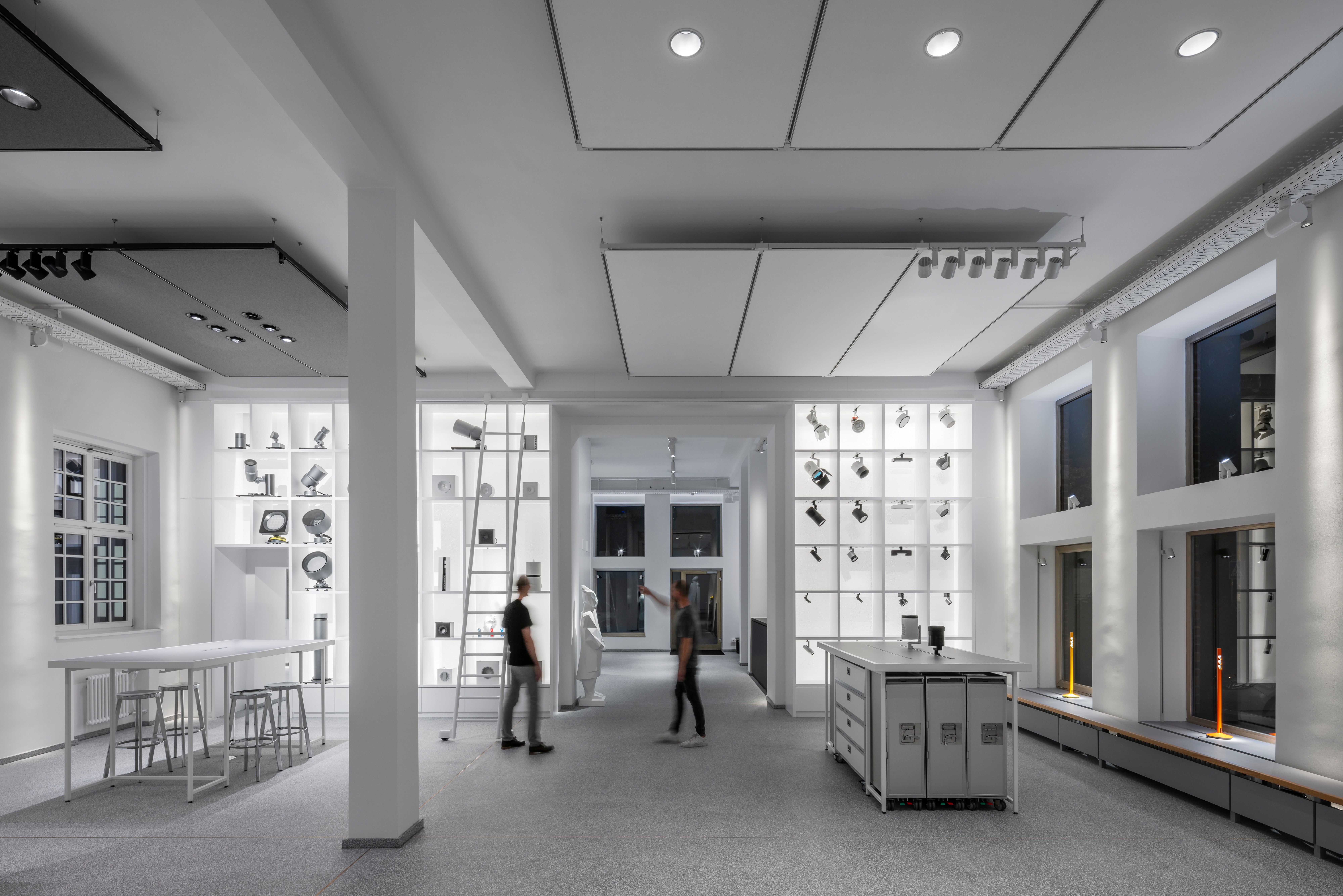 Erco Leuchten Showroom Bergmannstraße Ledigenheim Architektur JUNG Schalter Terrazzo Regal