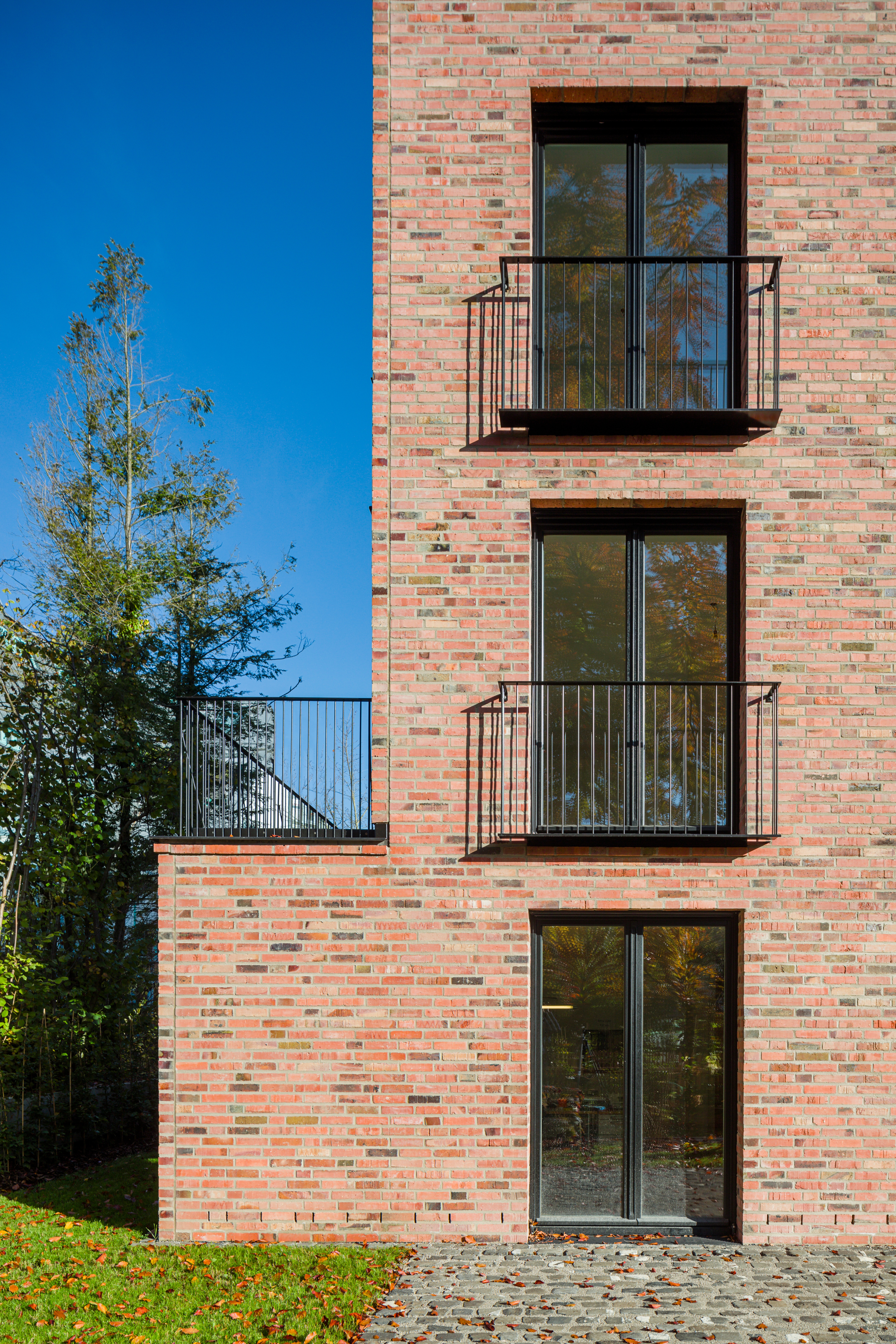 Goetz Castorph Lehmann Tabillion Architektur Städtebau München Starnberg Ziegel Stein Werken Wohnen Mehrfamilienhaus Büro Terrasse Treppenhaus gewandelt Geländer Fenster schwarz