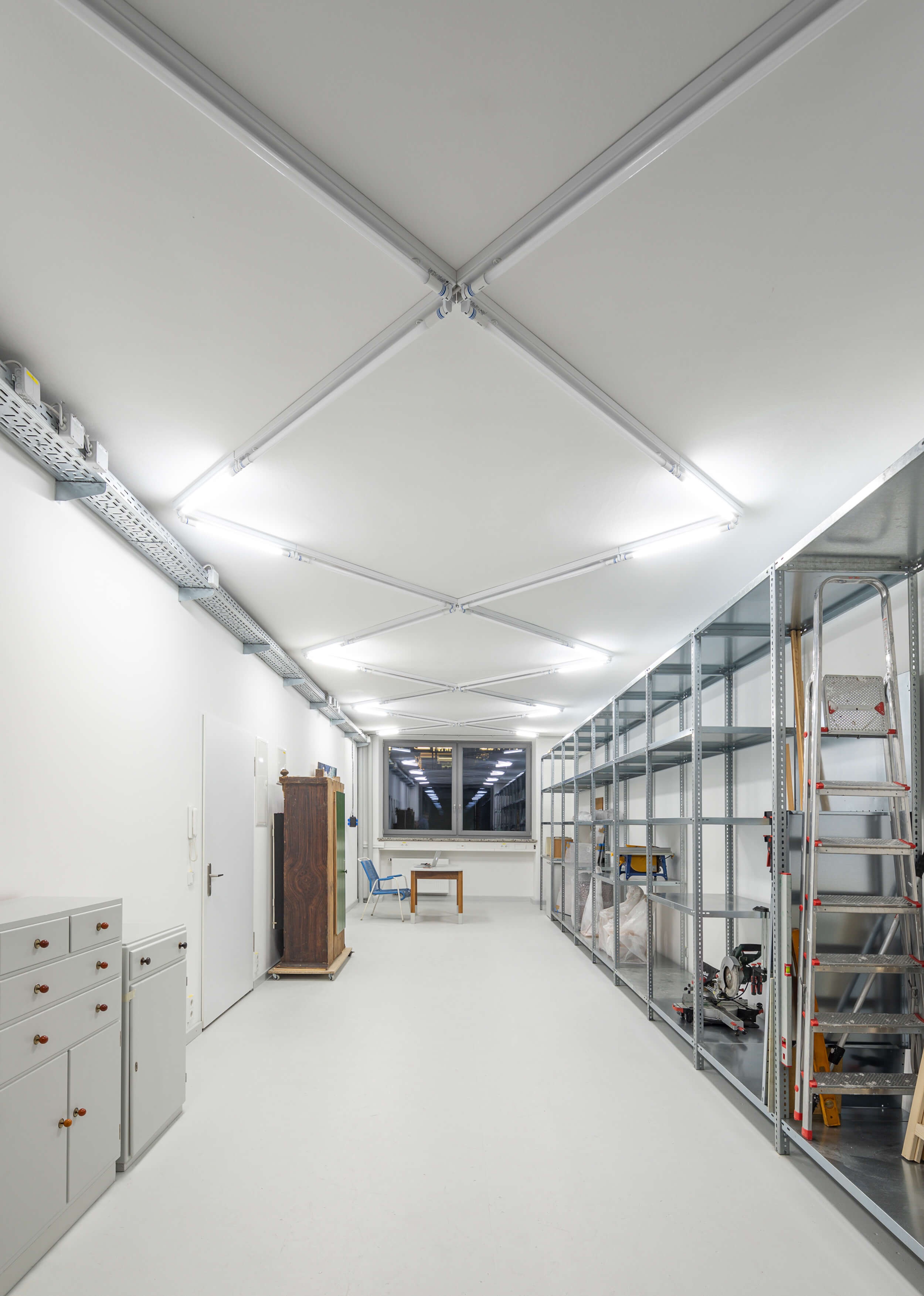 Goetz Castorph Lehmann Tabillion Architektur Städtebau München Innenraum Lichtgestaltung Neoröhre LED Geometrie Atelier Lichtkonzept