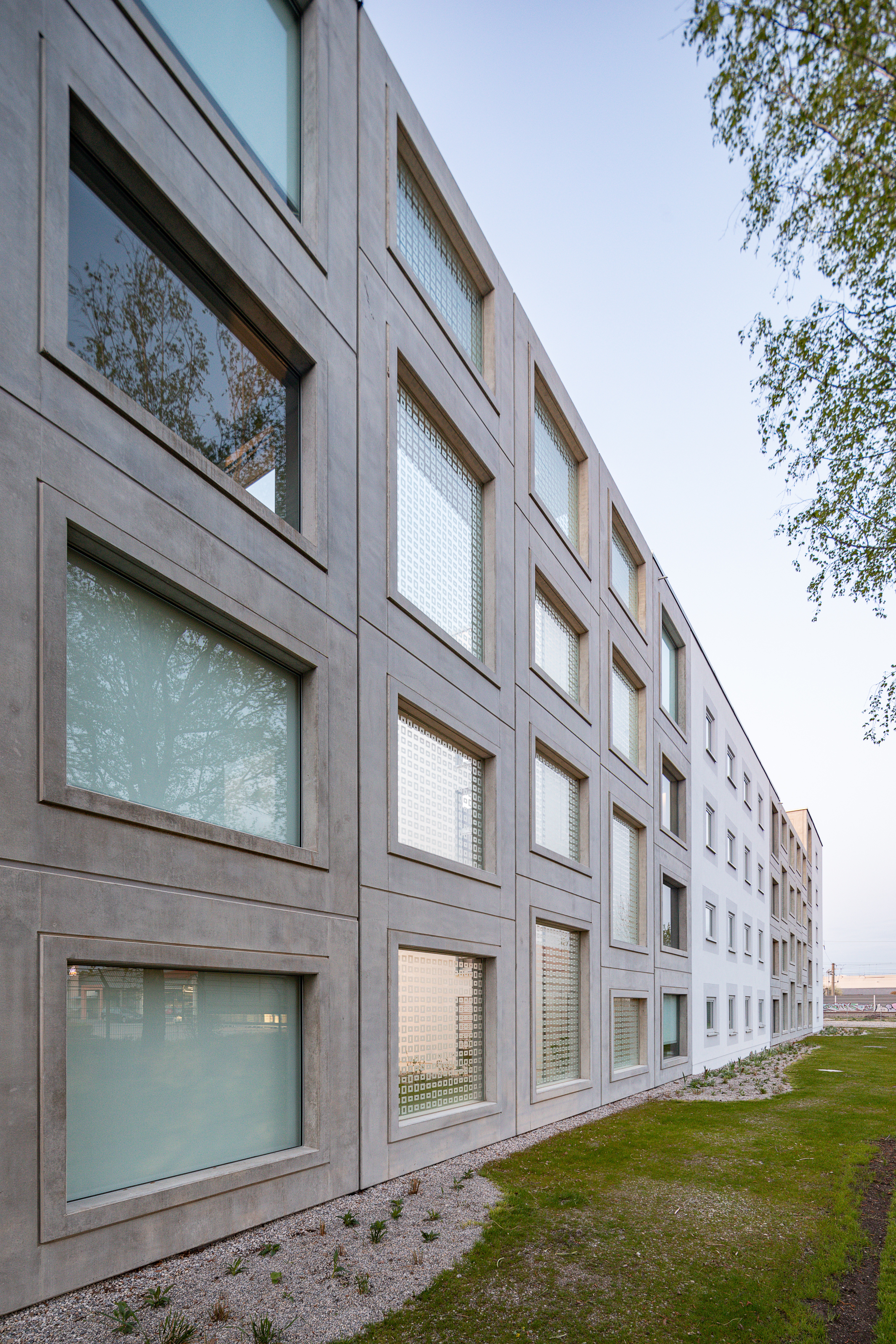 Goetz Castorph Lehmann Tabillion Architektur Städtebau München Allach Diamalt Park Loggia Beton Fertigteile Malzym Schallschutz Glas bedruckt Kita Tiefgarage Leitsystem neon
