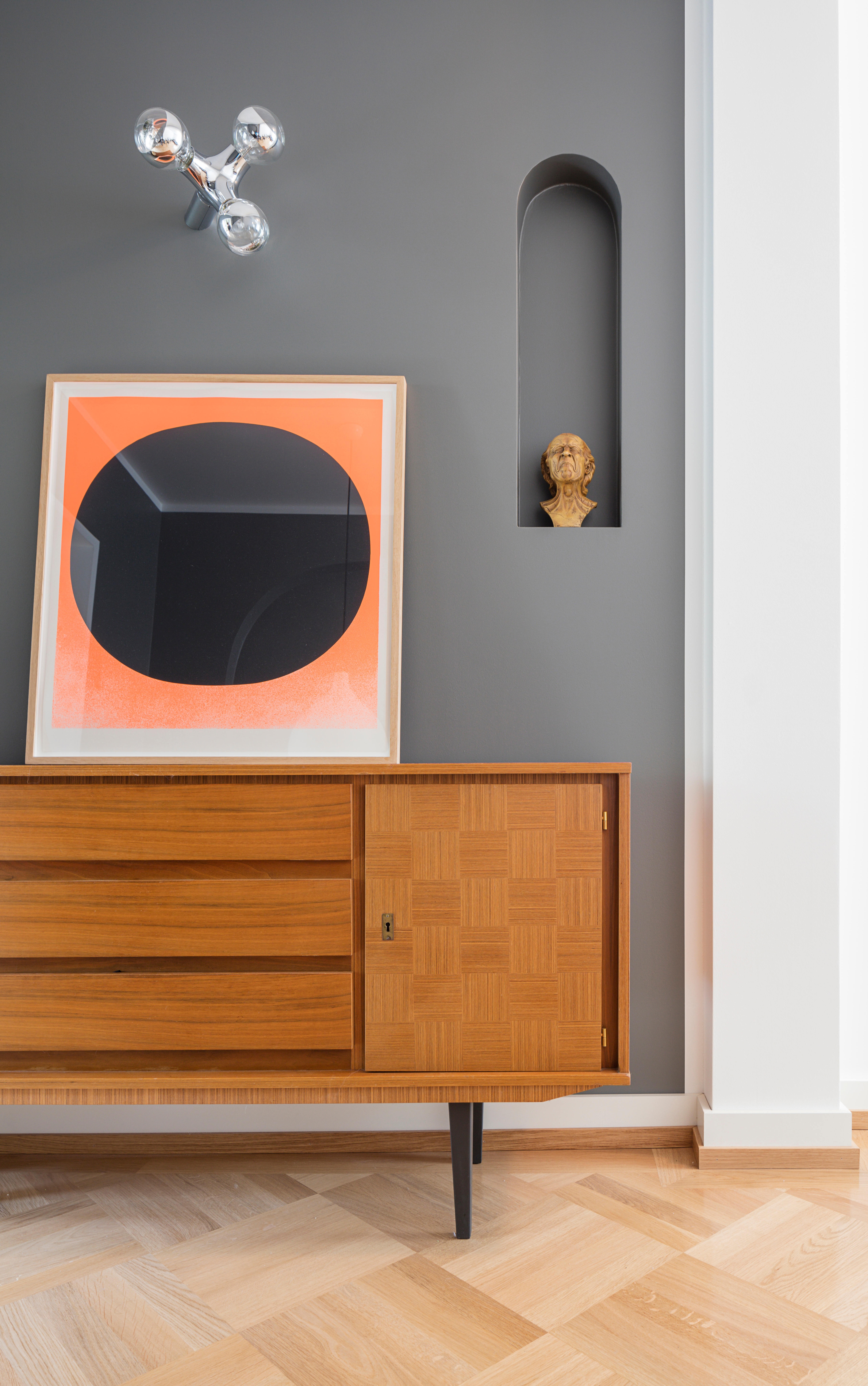 Goetz Castorph Lehmann Tabillion Architektur Städtebau München Wohnung Sanierung Altbau Bestand Innenraumkonzept Ausstattung Innenraumgestaltung Gründerzeitwohnung Nische Parkett Schreiner Parkett Farbe Farbkonzept Fliesen Regal Einbau Lichtschalter Interior