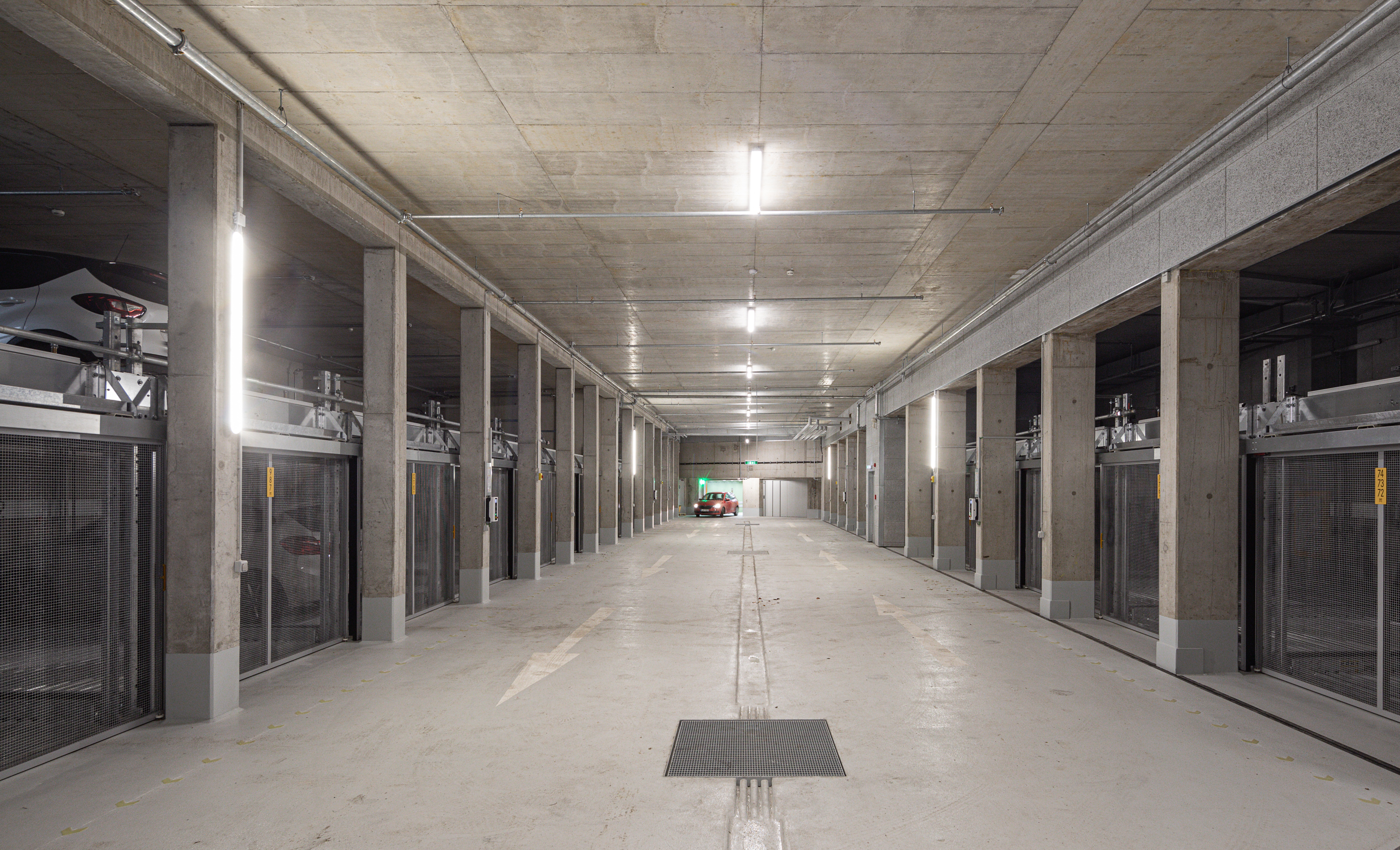 Goetz Castorph Lehmann Tabillion Architektur Städtebau München grün Balkone Raute Karo auskragend Dachterrase Mehrfamilienhaus Neubau Wohnen Nacht