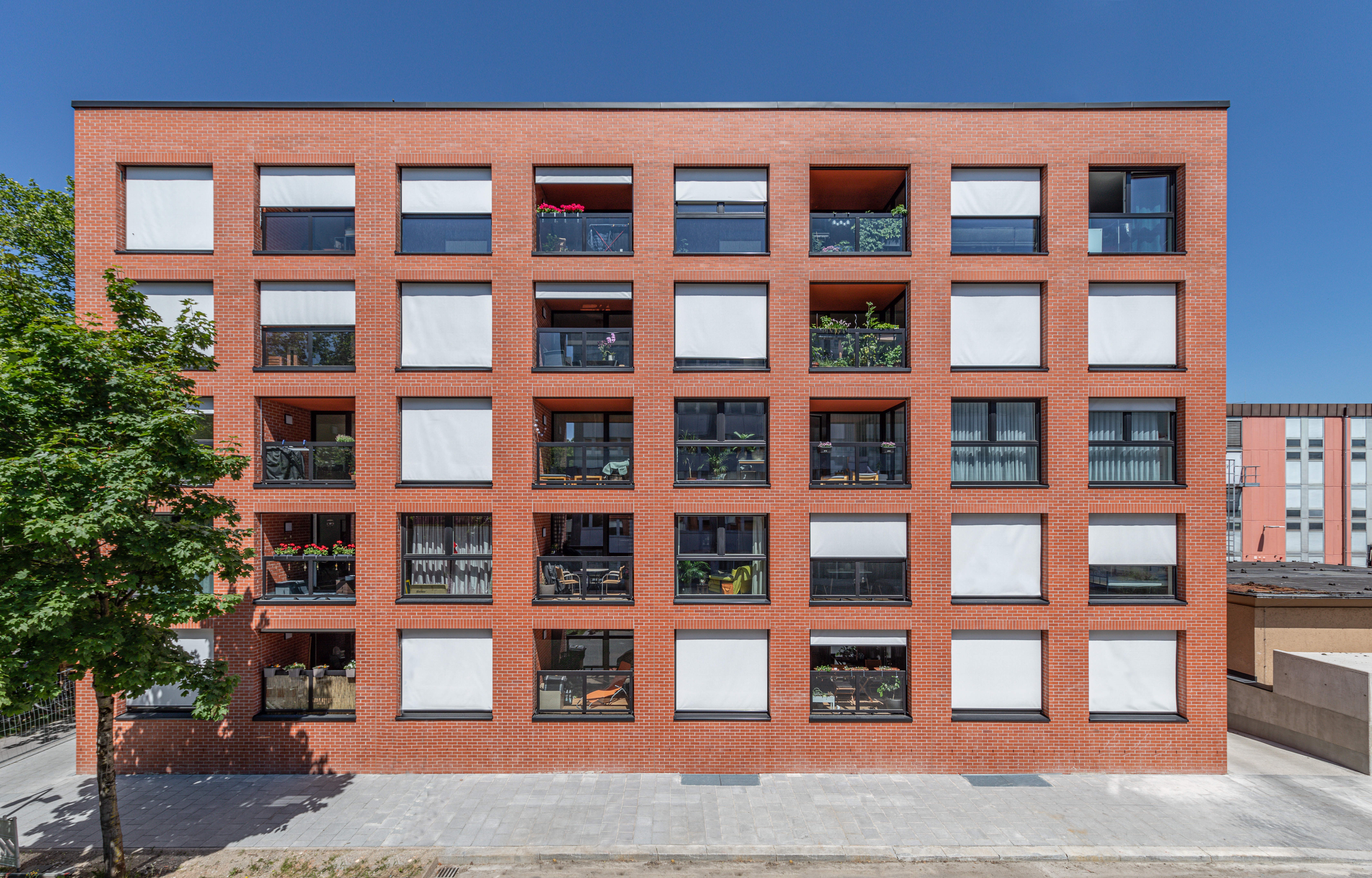 Goetz Castorph Lehmann Tabillion Architektur Städtebau München Ziegel rot Loggien Mehrfamilienhaus Sonnenschutz Klinker Fassade