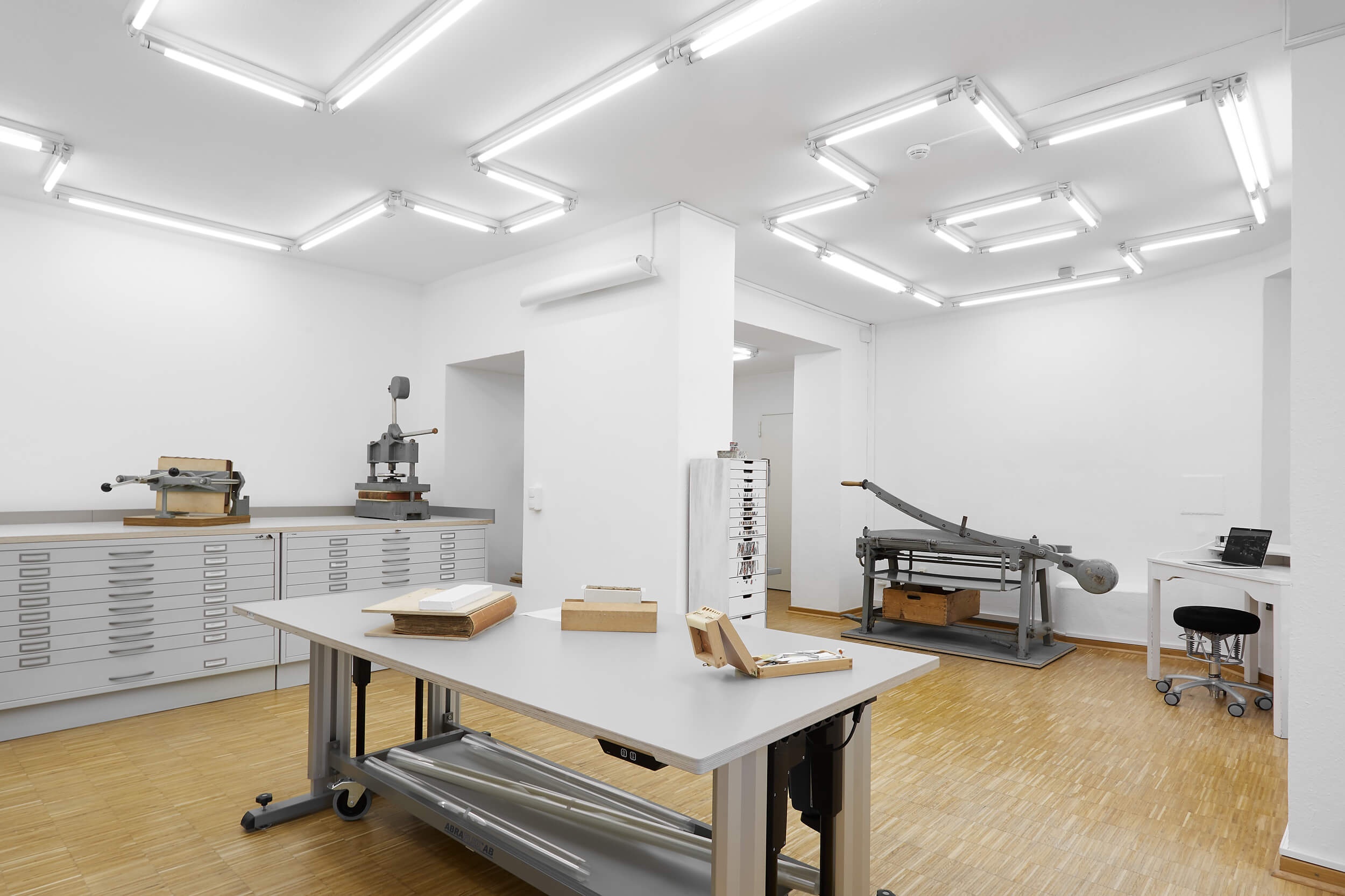 Goetz Castorph Lehmann Tabillion Architektur Städtebau München Innenraum Lichtgestaltung Neoröhre LED Geometrie Werkstatt Lichtkonzept