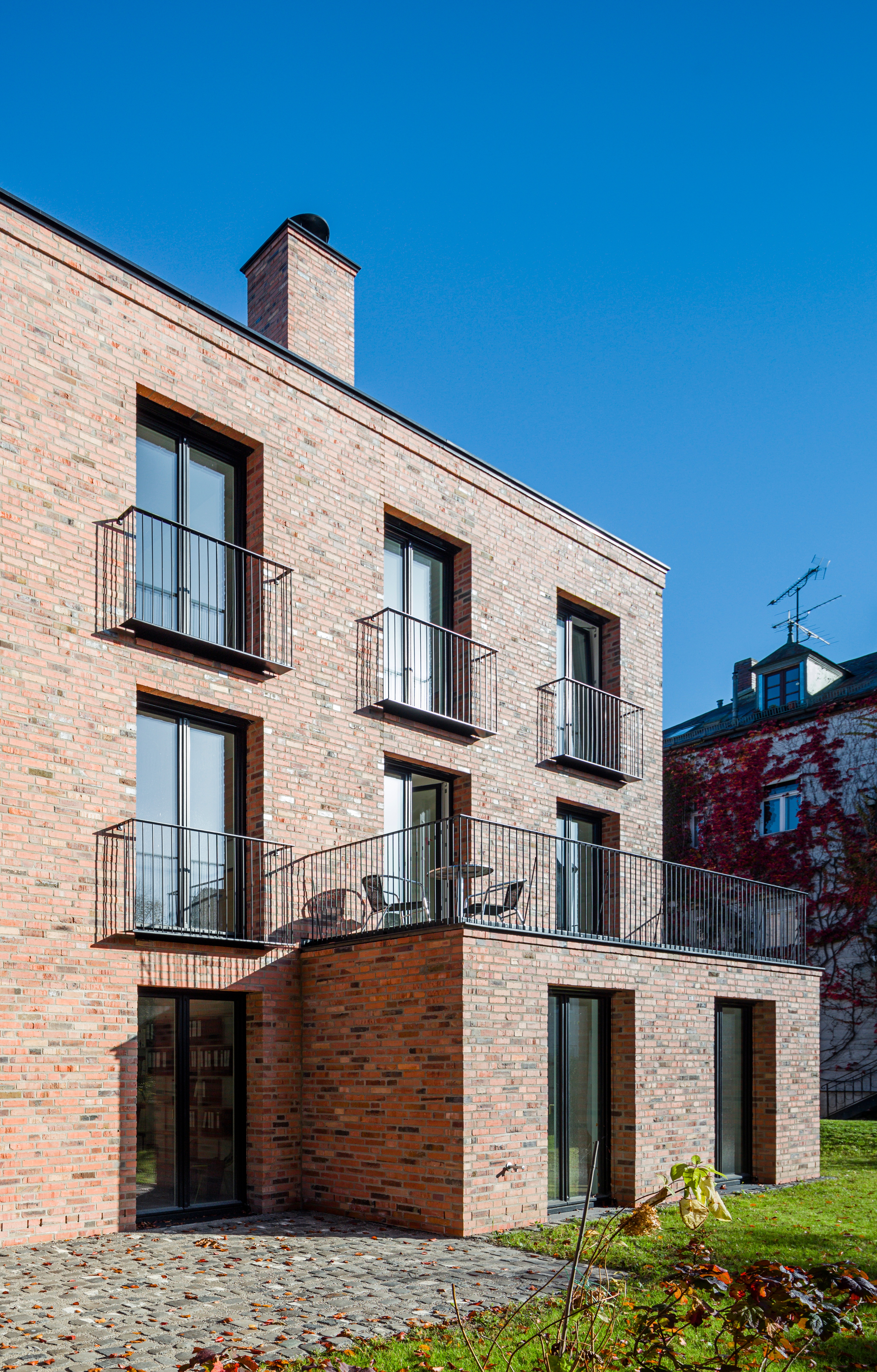 Goetz Castorph Lehmann Tabillion Architektur Städtebau München Starnberg Ziegel Stein Werken Wohnen Mehrfamilienhaus Büro Terrasse Treppenhaus gewandelt Geländer Fenster schwarz