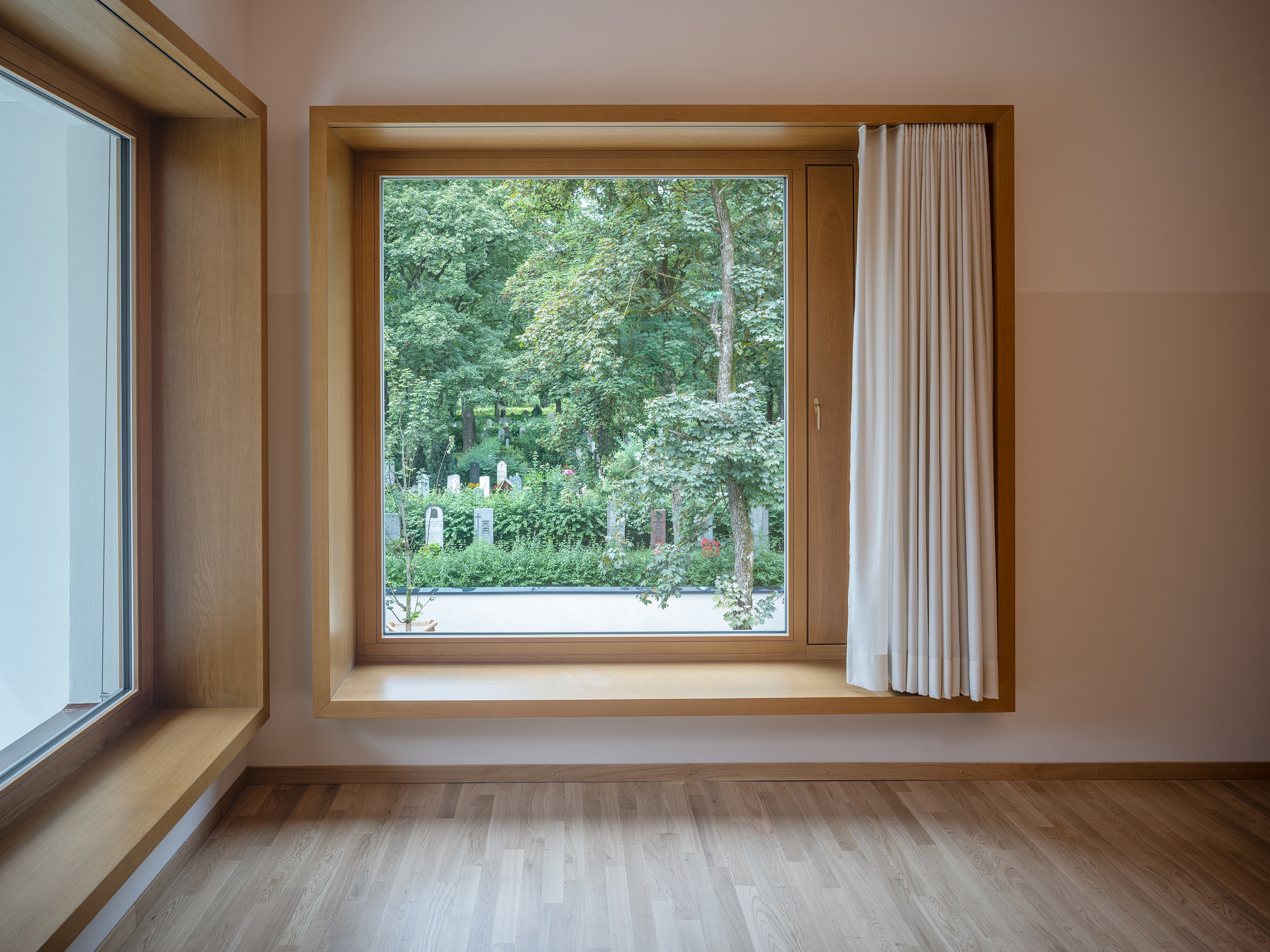 LTC LTundC Lehmann Tabillion und Castorph Architektur Stadtplanung Gesellschaft mbH Fenster Holz Friedhof Ostfriedhof Bäume Ausblick grün