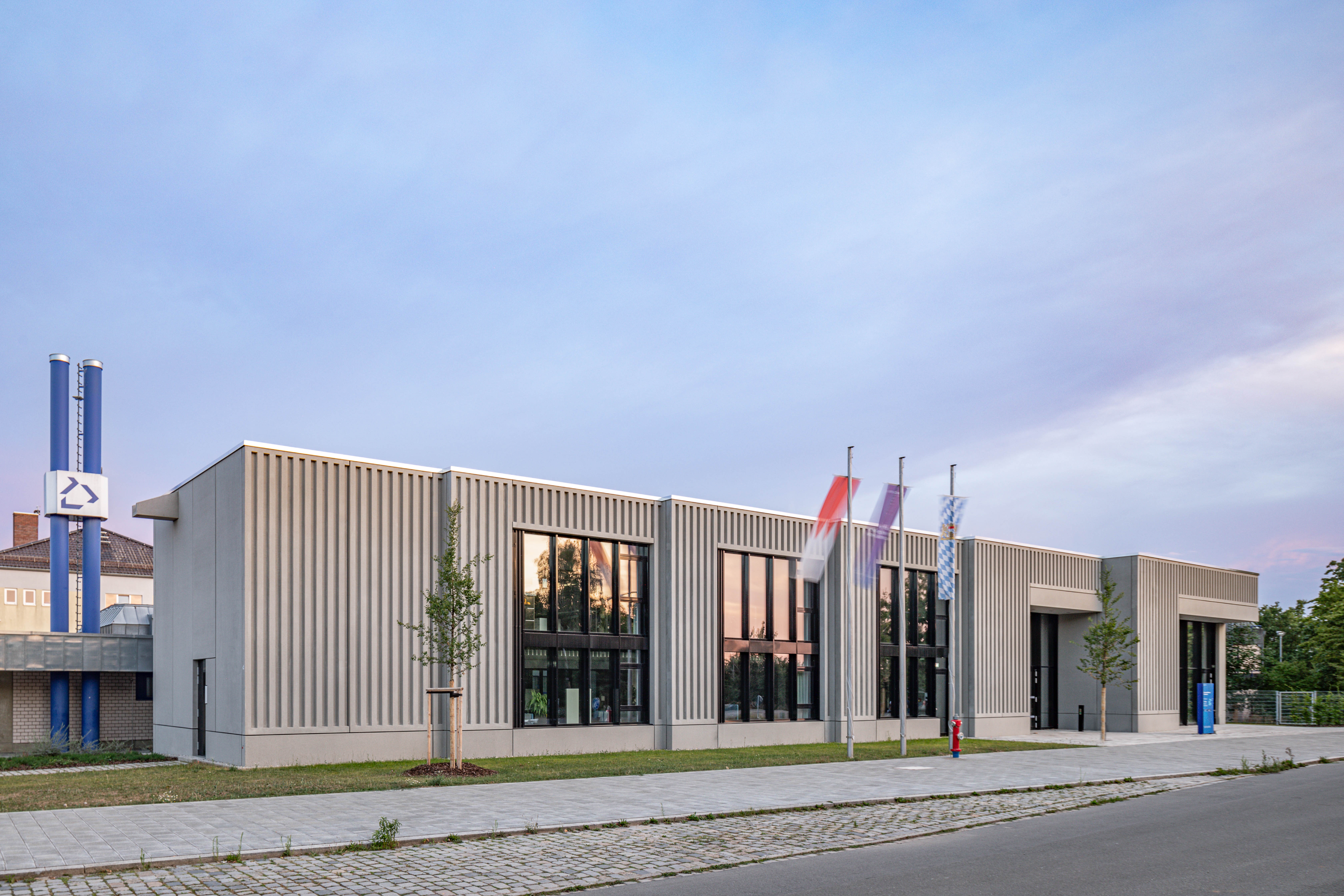 Fertigteilelemente Fassade Struktur Beton Rillen Riffel Architektur