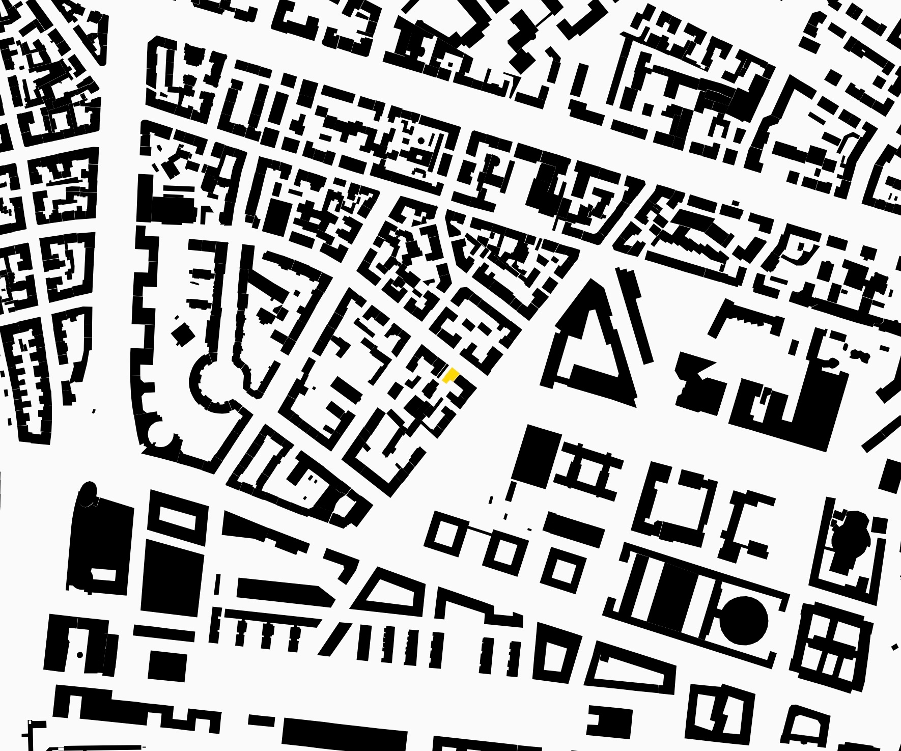 Betrachtet man die Baustellenbilder, wird klar, dass nichts von dem, was heute auf den ersten Blick so selbstverständlich erscheint, vor dem Umbau vorhanden war – nicht das Eichenholzparkett mit seinem klassisch schönen Speckglanz; nicht die vielen praktischen, kleinen und großen Wandnischen; nicht die sanften Stuckaturen der Zimmerdecken und auch nicht die gegliederten Türen ... Wo früher ein Unterzug und Kaminvorsprünge den Raum willkürlich beherrschten, zonieren nun räumliche Einbauten die Wohnung und formen Beziehungen – wie z.B. die Nische am Essplatz zur Tischform – und zum Siebdruck Rupprecht Geigers. Die spielerische Wiederaneignung bekannter und vielfach bewährter Elemente verleiht der Wohnung ihren zeitlosen wie heiteren Charakter.