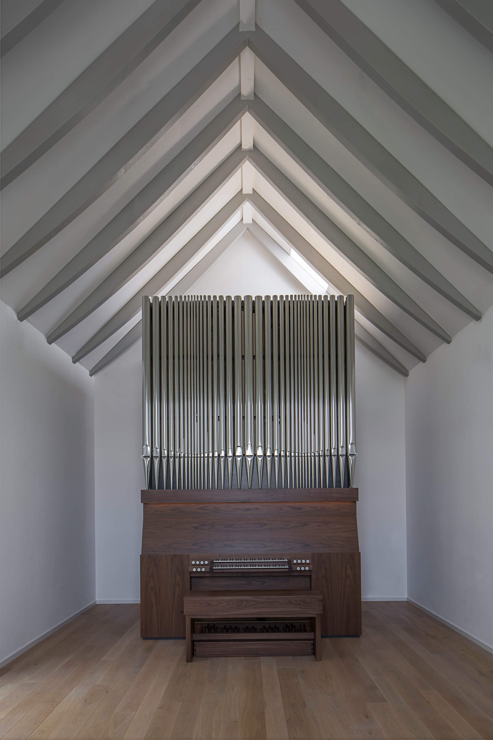Haus G. Goetz Castorph Lehmann Tabillion Architektur Städtebau Nussbaum Holz Hausorgel individuell gedrechselt Orgelknöpfe Relief Orgel