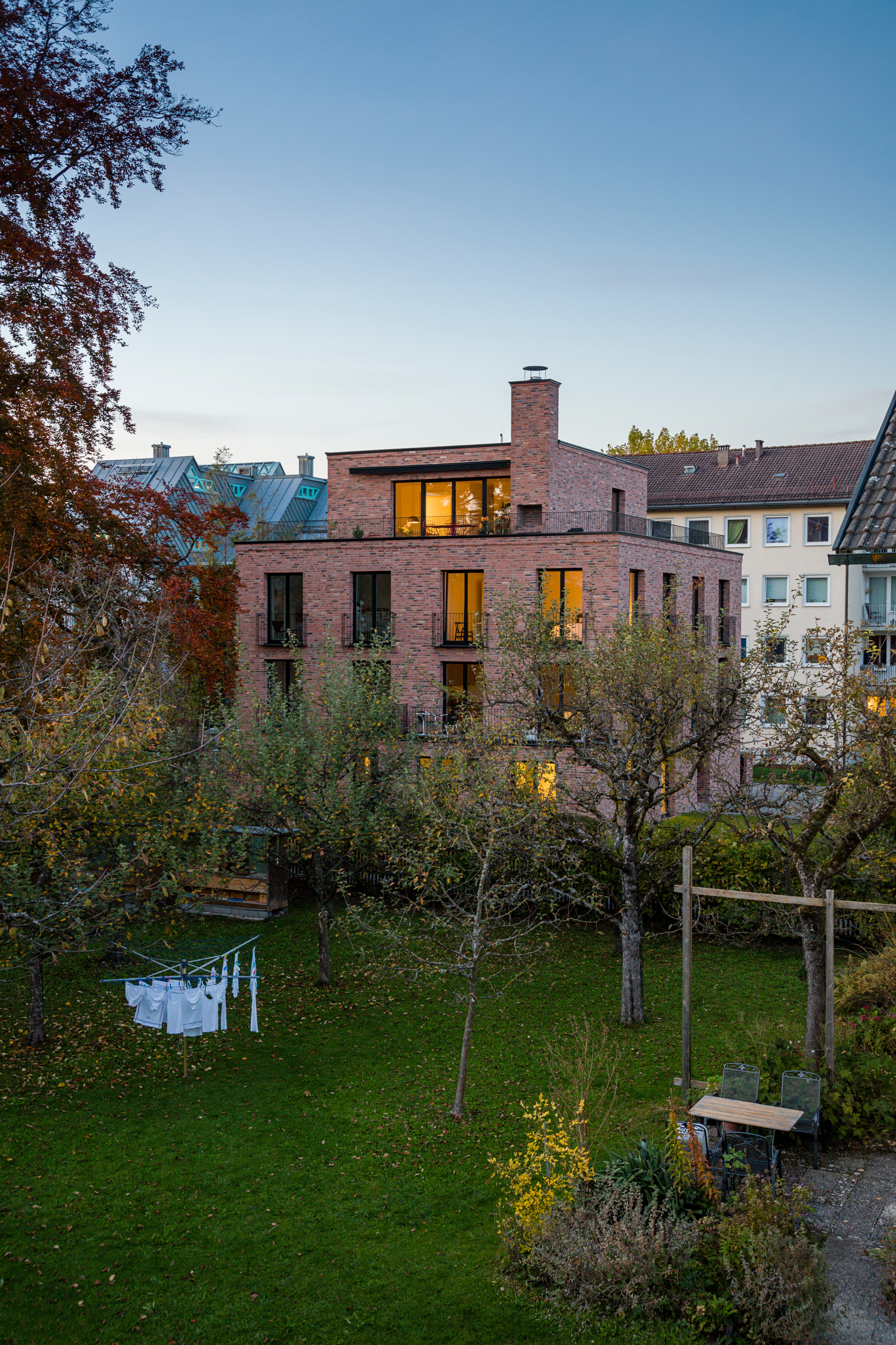 Goetz Castorph Lehmann Tabillion Architektur Städtebau München Starnberg Ziegel Stein Werken Wohnen Mehrfamilienhaus Büro Terrasse Treppenhaus gewandelt Geländer Fenster schwarz