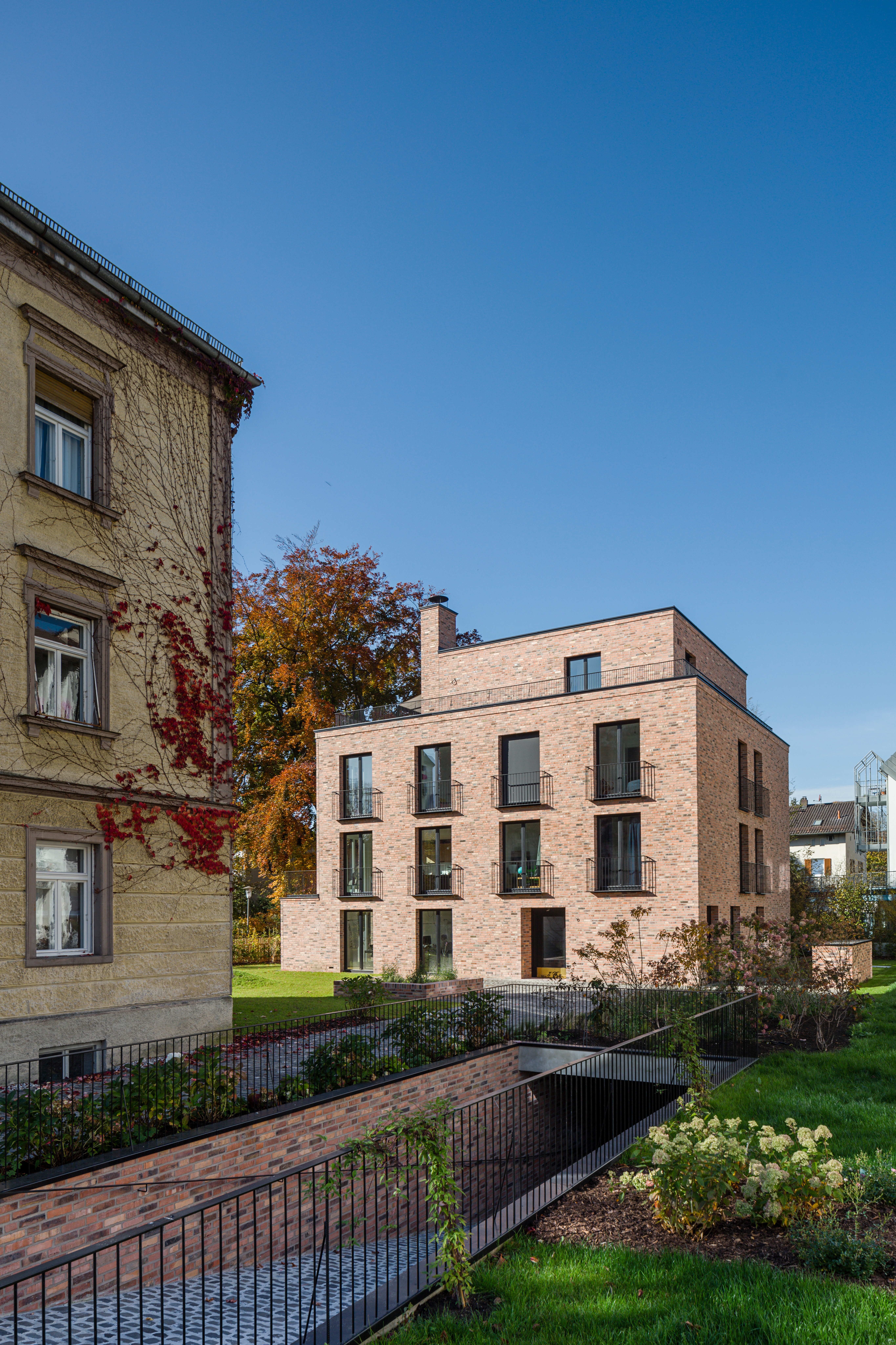 Goetz Castorph Lehmann Tabillion Architektur Städtebau München Starnberg Ziegel Stein Werken Wohnen Mehrfamilienhaus Büro Terrasse Treppenhaus gewandelt Geländer Fenster schwarz