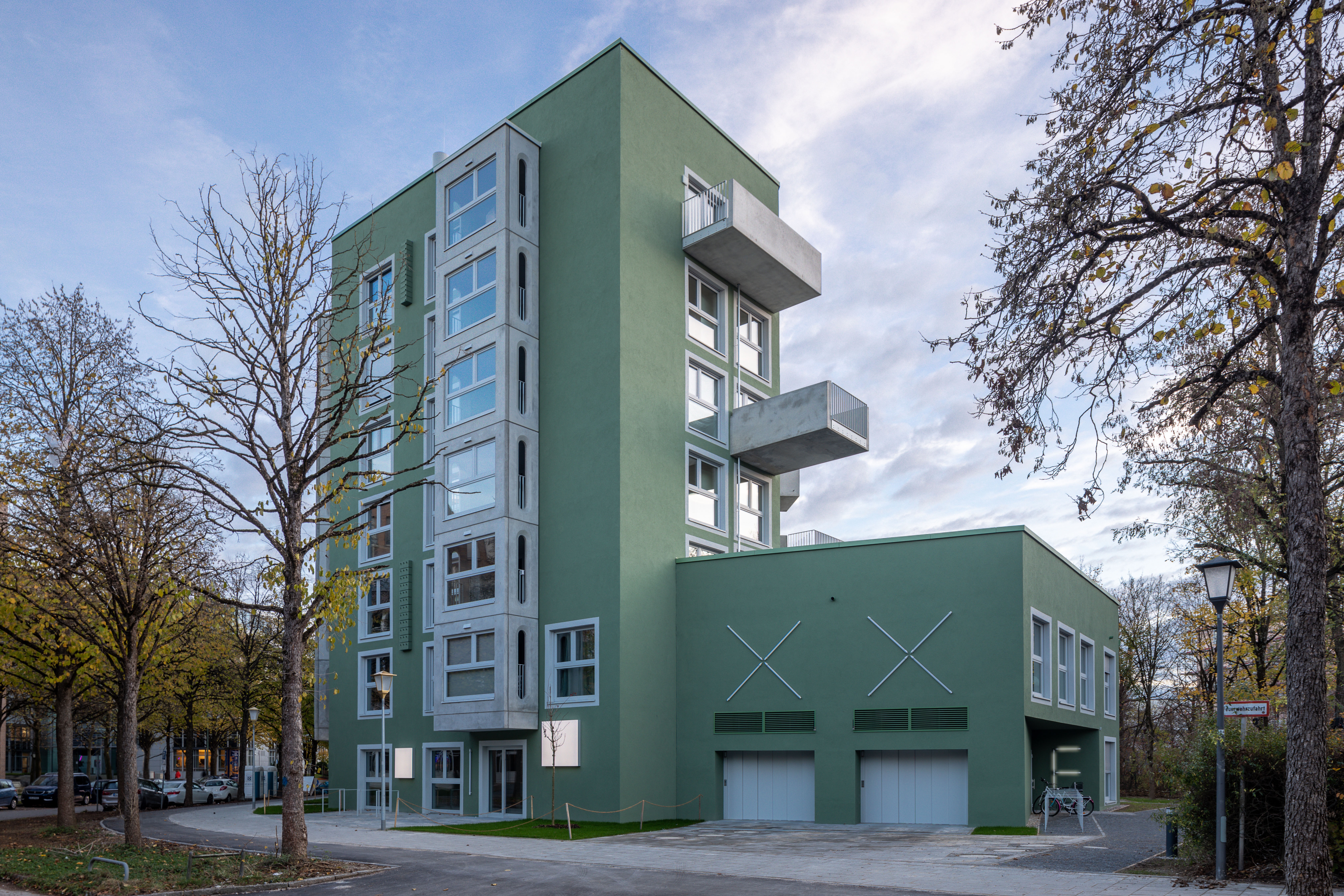 Goetz Castorph Lehmann Tabillion Architektur Städtebau München grün Balkone Raute Karo auskragend Dachterrase Mehrfamilienhaus Neubau Wohnen Nacht