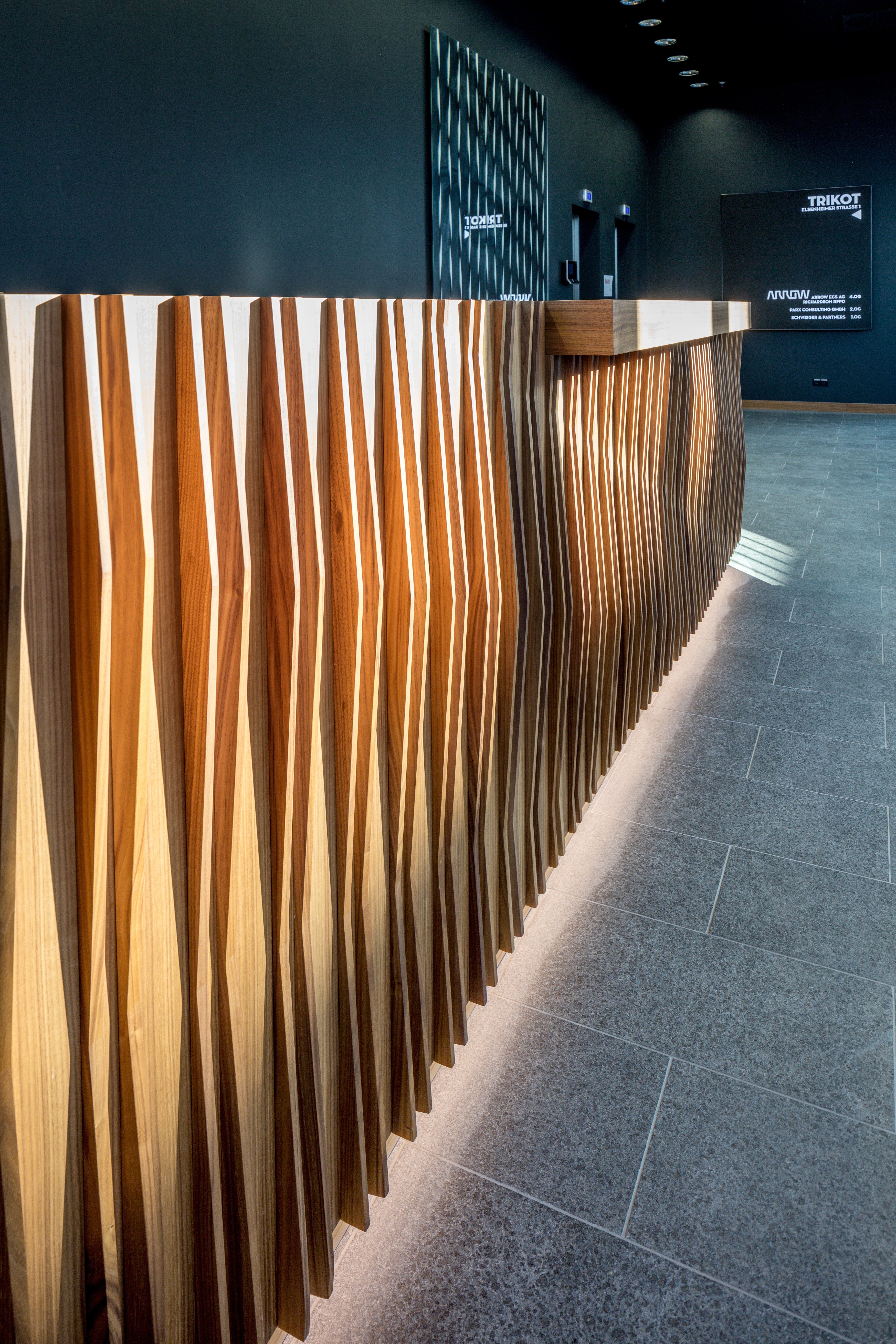 Goetz Castorph Lehmann Tabillion Architektur Städtebau Bürogebäude Landsbergerstr. München Elsenheimerstr. Arrow Trikot Streifen Fassade Lamellen Linien schwarz Städtebau Tiefgarage Friedenheimer Brücke