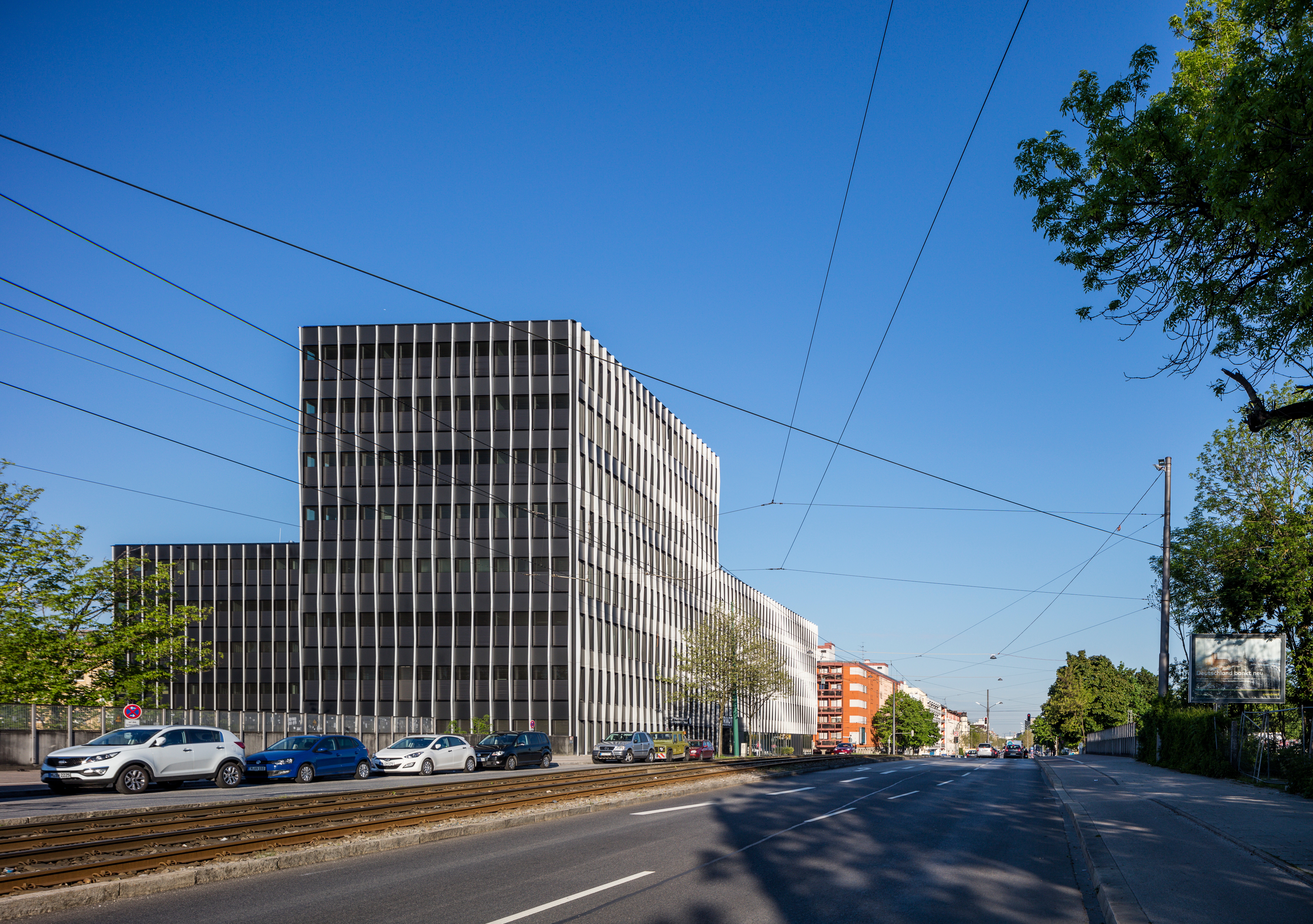 Goetz Castorph Lehmann Tabillion Architektur Städtebau Bürogebäude Landsbergerstr. München Elsenheimerstr. Arrow Trikot Streifen Fassade Lamellen Linien schwarz Städtebau Tiefgarage Friedenheimer Brücke