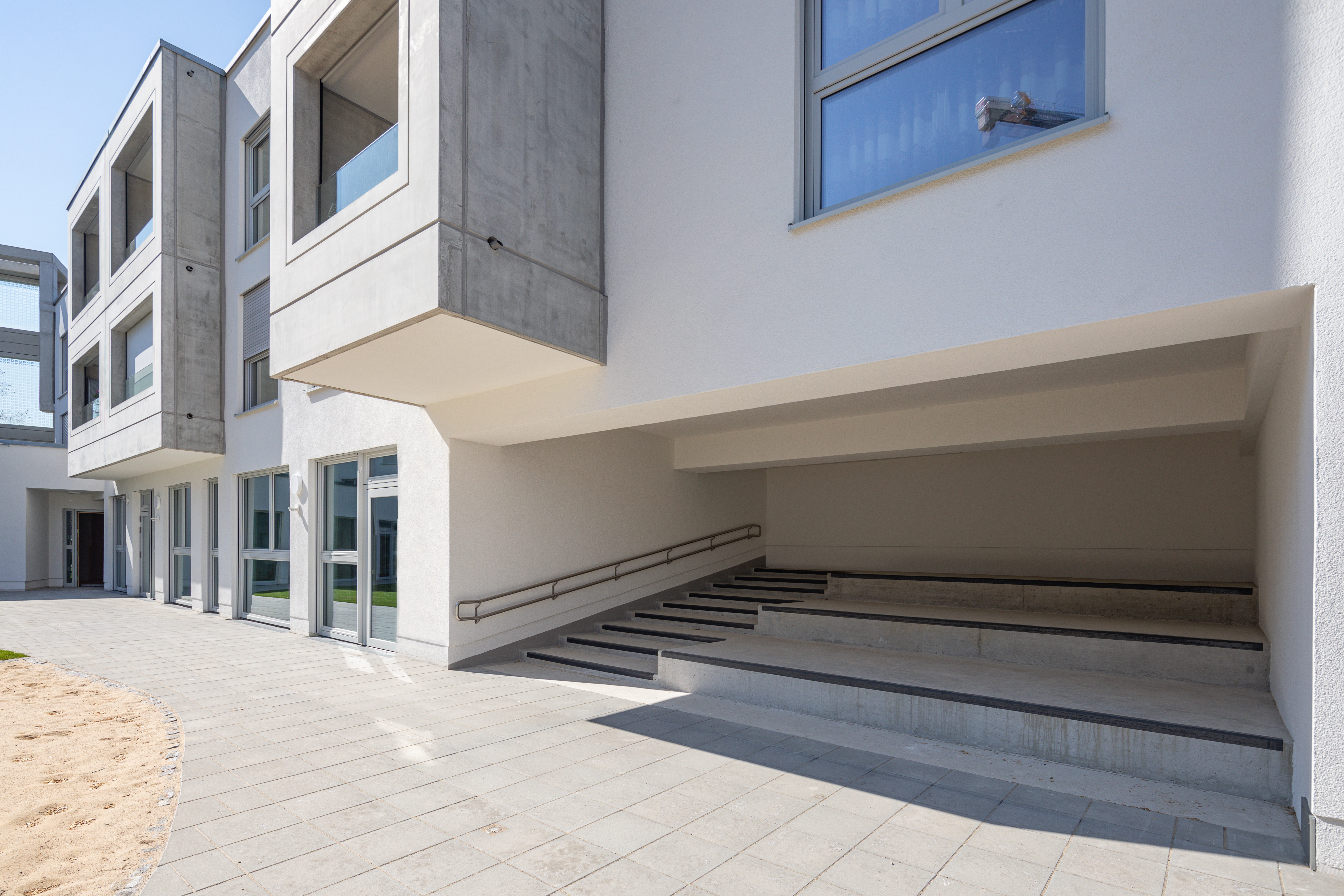 Goetz Castorph Lehmann Tabillion Architektur Städtebau München Allach Diamalt Park Loggia Beton Fertigteile Malzym Schallschutz Glas bedruckt Kita Tiefgarage Leitsystem neon