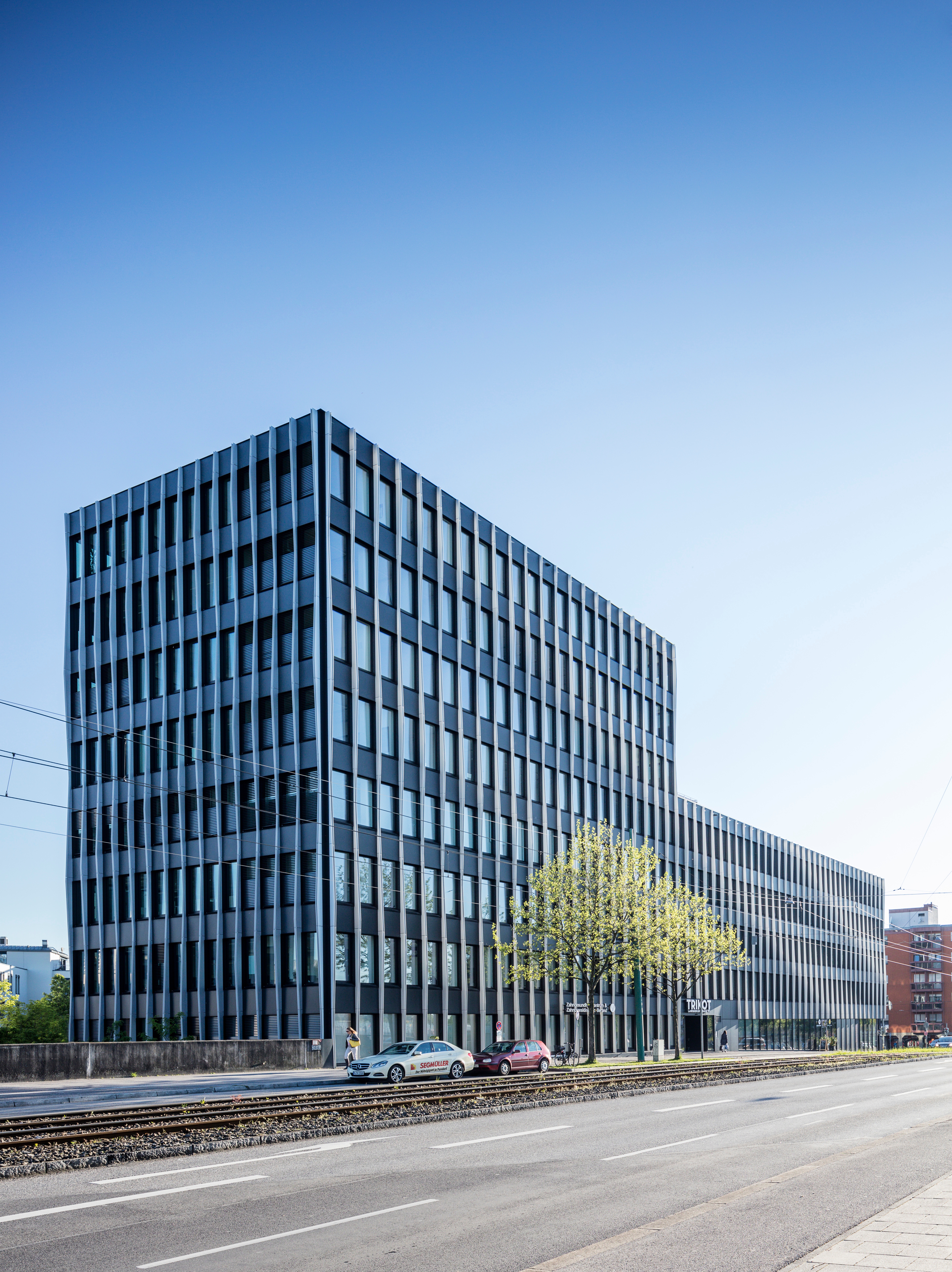 Goetz Castorph Lehmann Tabillion Architektur Städtebau Bürogebäude Landsbergerstr. München Elsenheimerstr. Arrow Trikot Streifen Fassade Lamellen Linien schwarz Leitsystem Beschilderung Spiegel Grafik Innenraum Strassenansicht