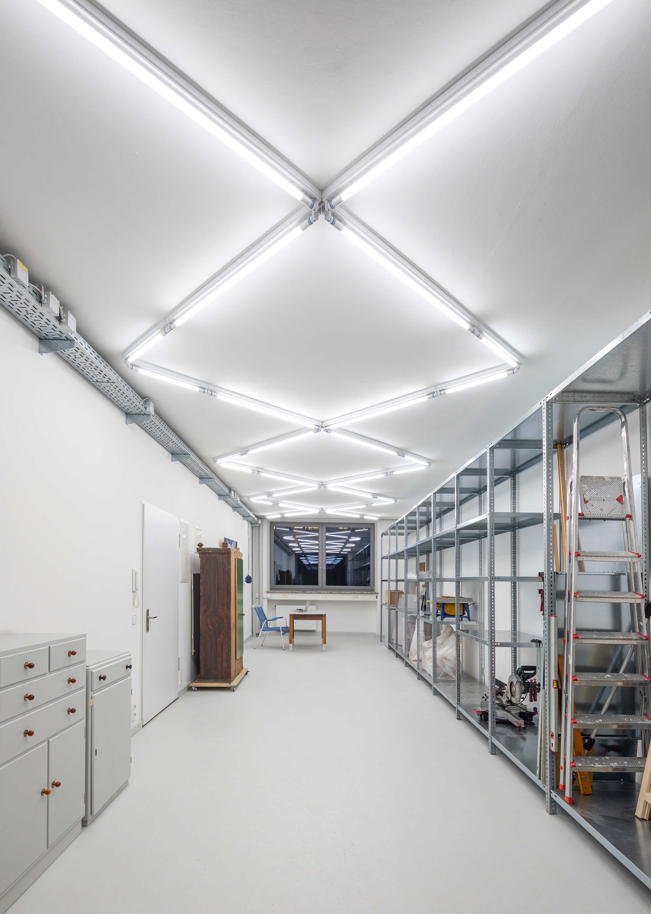 Goetz Castorph Lehmann Tabillion Architektur Städtebau München Innenraum Lichtgestaltung Neoröhre LED Geometrie Atelier Lichtkonzept