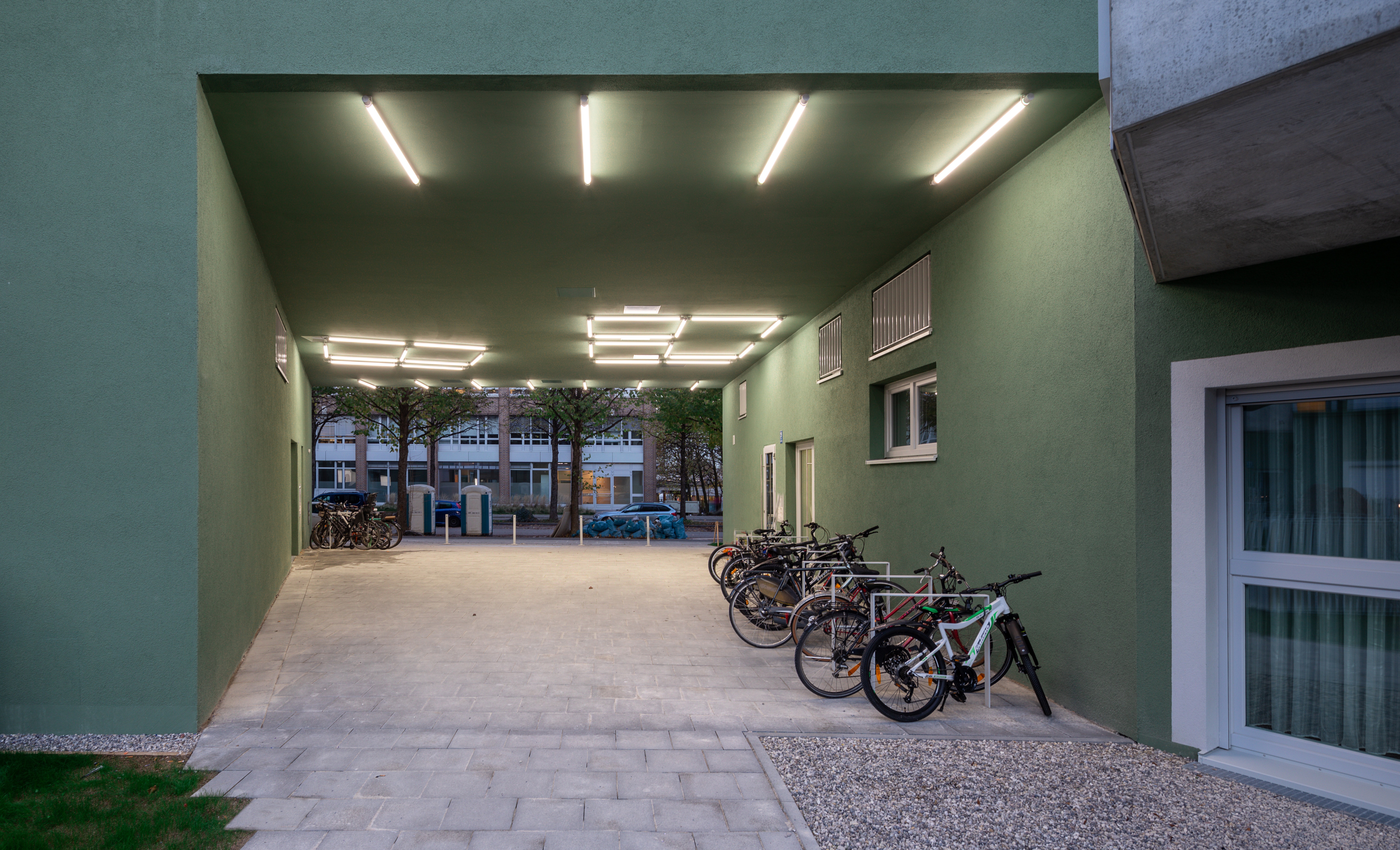 Goetz Castorph Lehmann Tabillion Architektur Städtebau München grün Balkone Raute Karo auskragend Dachterrase Mehrfamilienhaus Neubau Wohnen Nacht