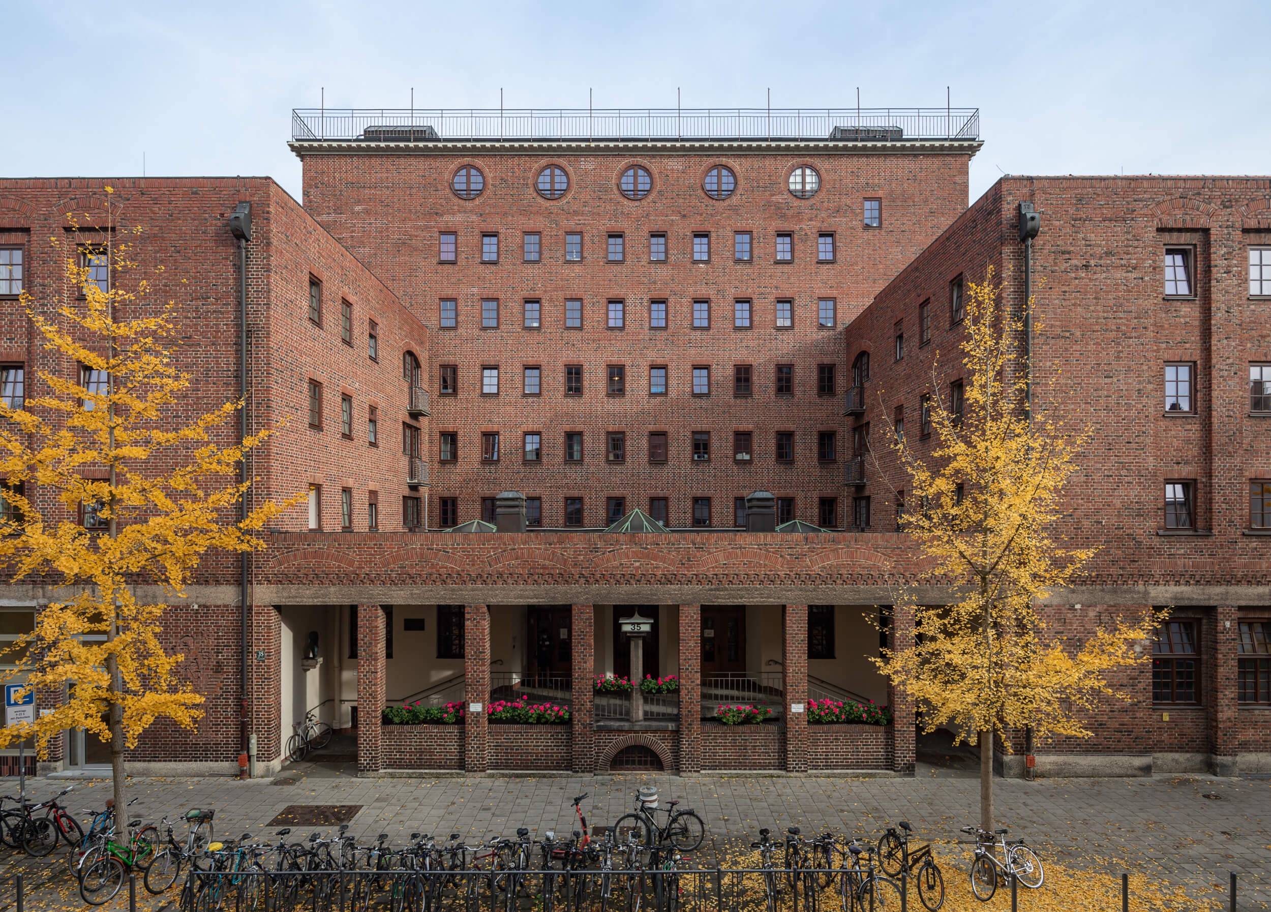 Goetz Castorph Lehmann Tabillion Architektur Städtebau München Ledigenheim Denkmalschutz Theodor Fischer Bestand Sanierung Umbau Weiterentwicklung Ziegelstein Decke Raster Bewohnerzimmer Farbkonzept Oberlichter geknickt Profile Deckenrahmen