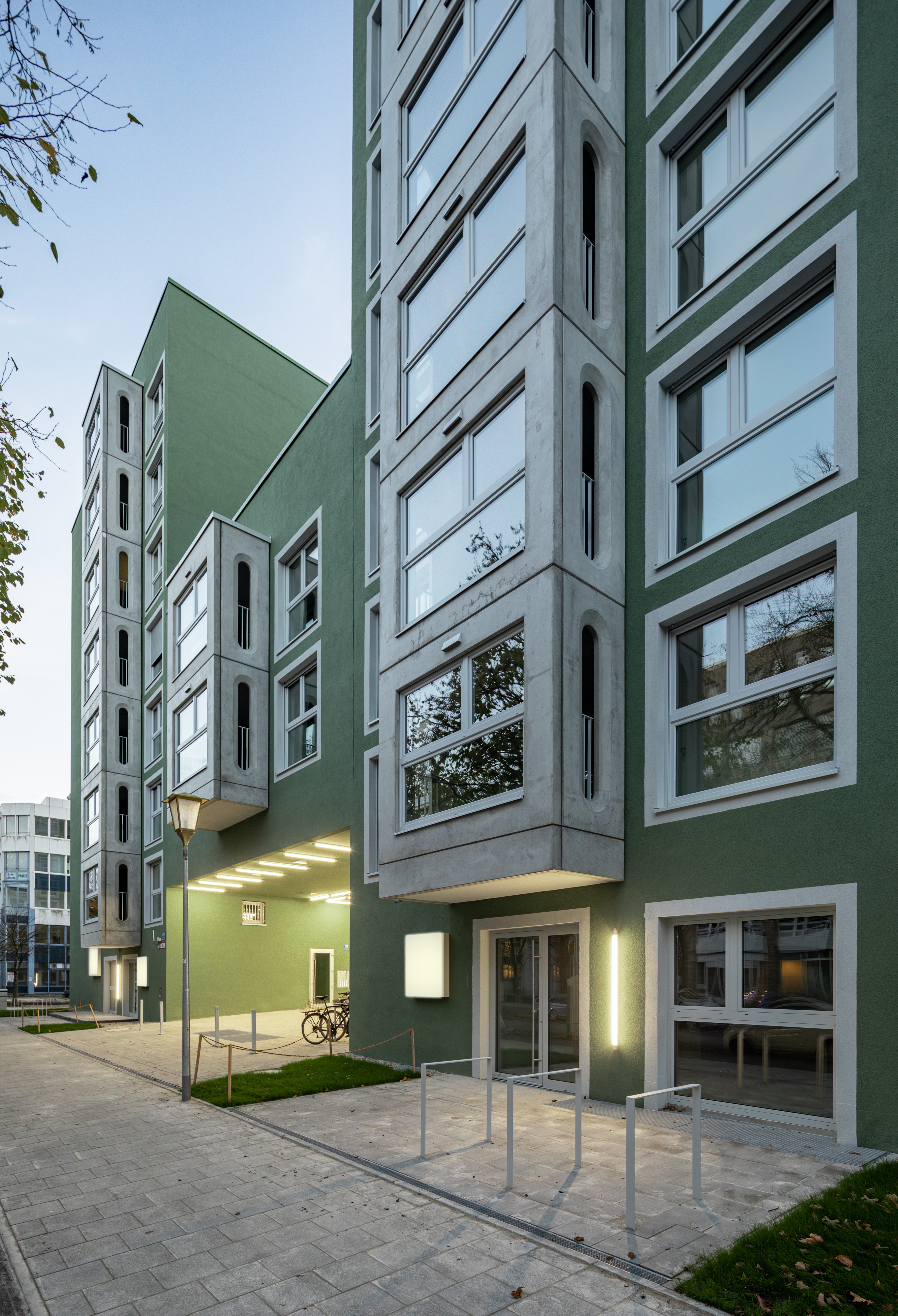Goetz Castorph Lehmann Tabillion Architektur Städtebau München grün Balkone Raute Karo auskragend Dachterrase Mehrfamilienhaus Neubau Wohnen Nacht 