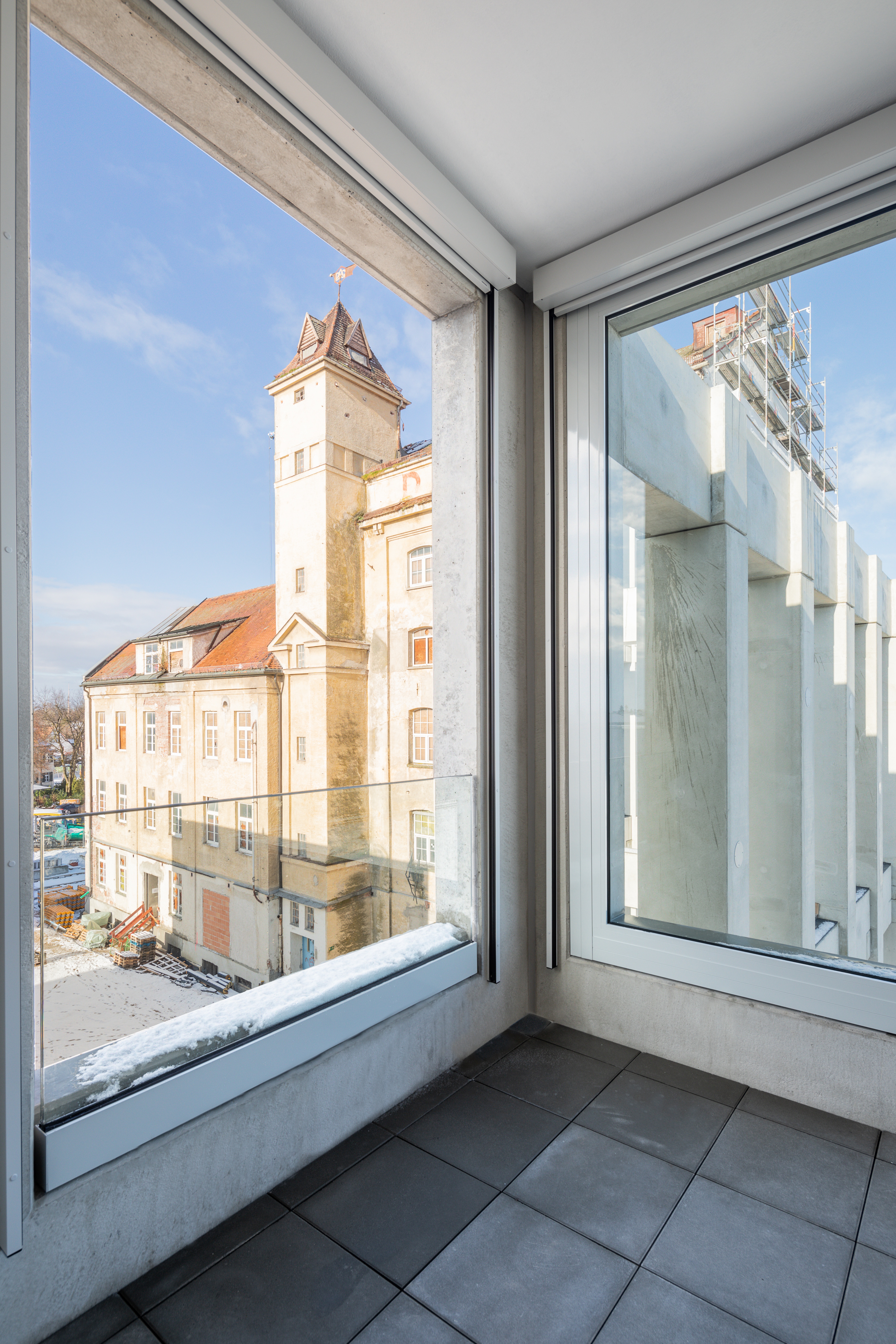 Goetz Castorph Lehmann Tabillion Architektur Städtebau München Allach Diamalt Park Loggia Beton Fertigteile Malzym Schallschutz Glas bedruckt Kita Tiefgarage Leitsystem neon