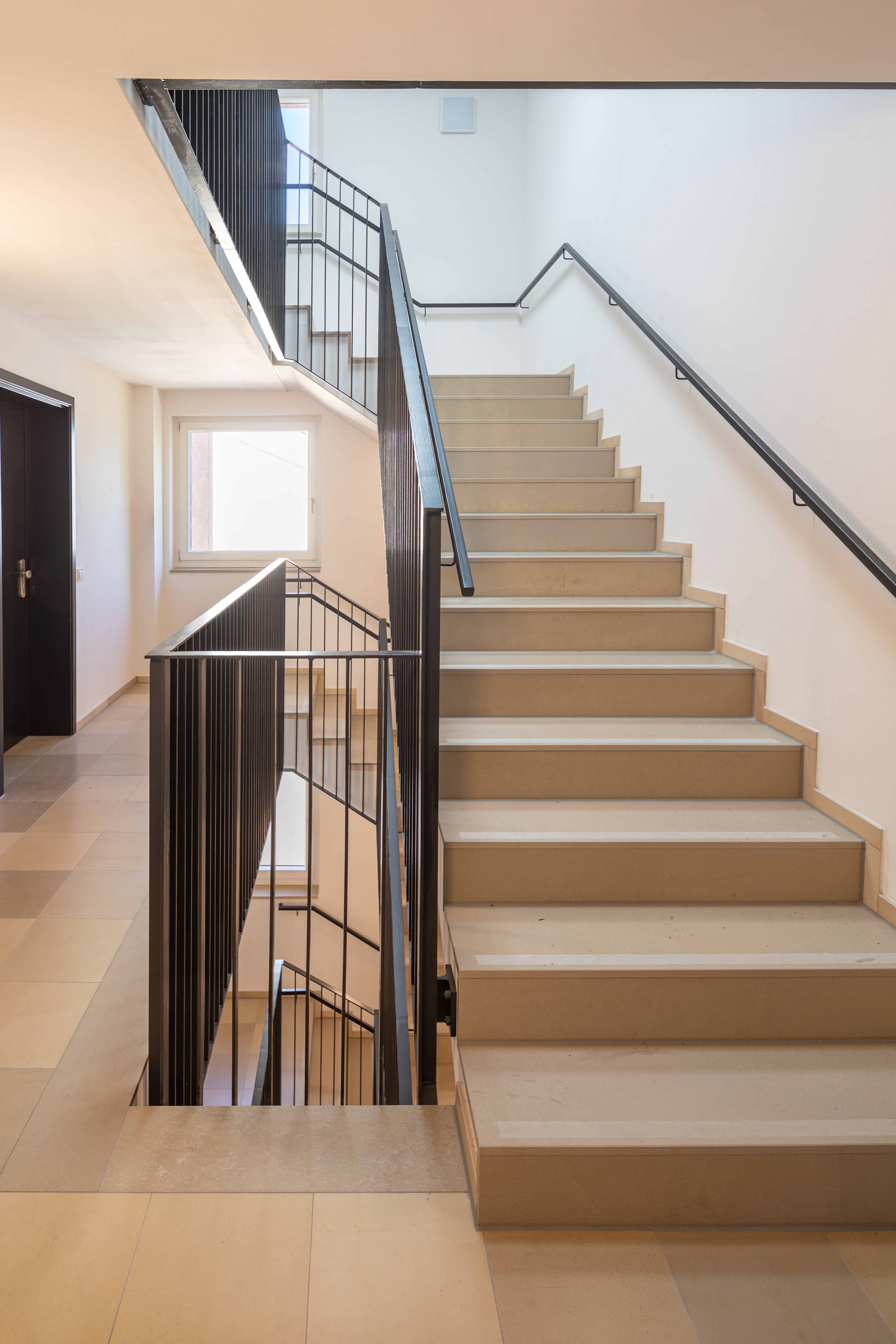 Goetz Castorph Lehmann Tabillion Architektur Städtebau München Ziegel rot Loggien Mehrfamilienhaus Sonnenschutz Klinker Fassade