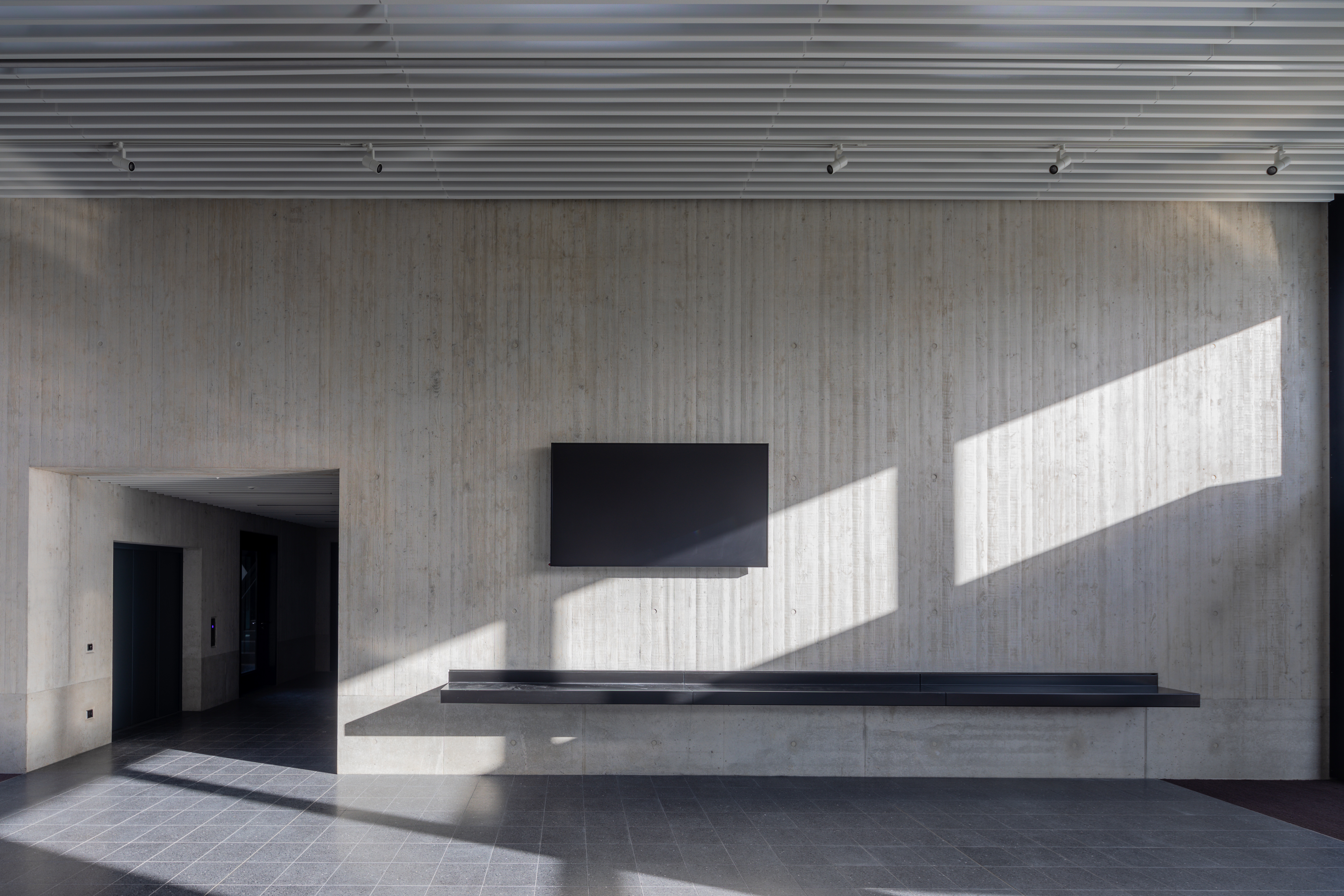 Foyer Bauindustriezentrum Ortbeton Struktur Brett Nürnberg Architektur Design minimalistisch