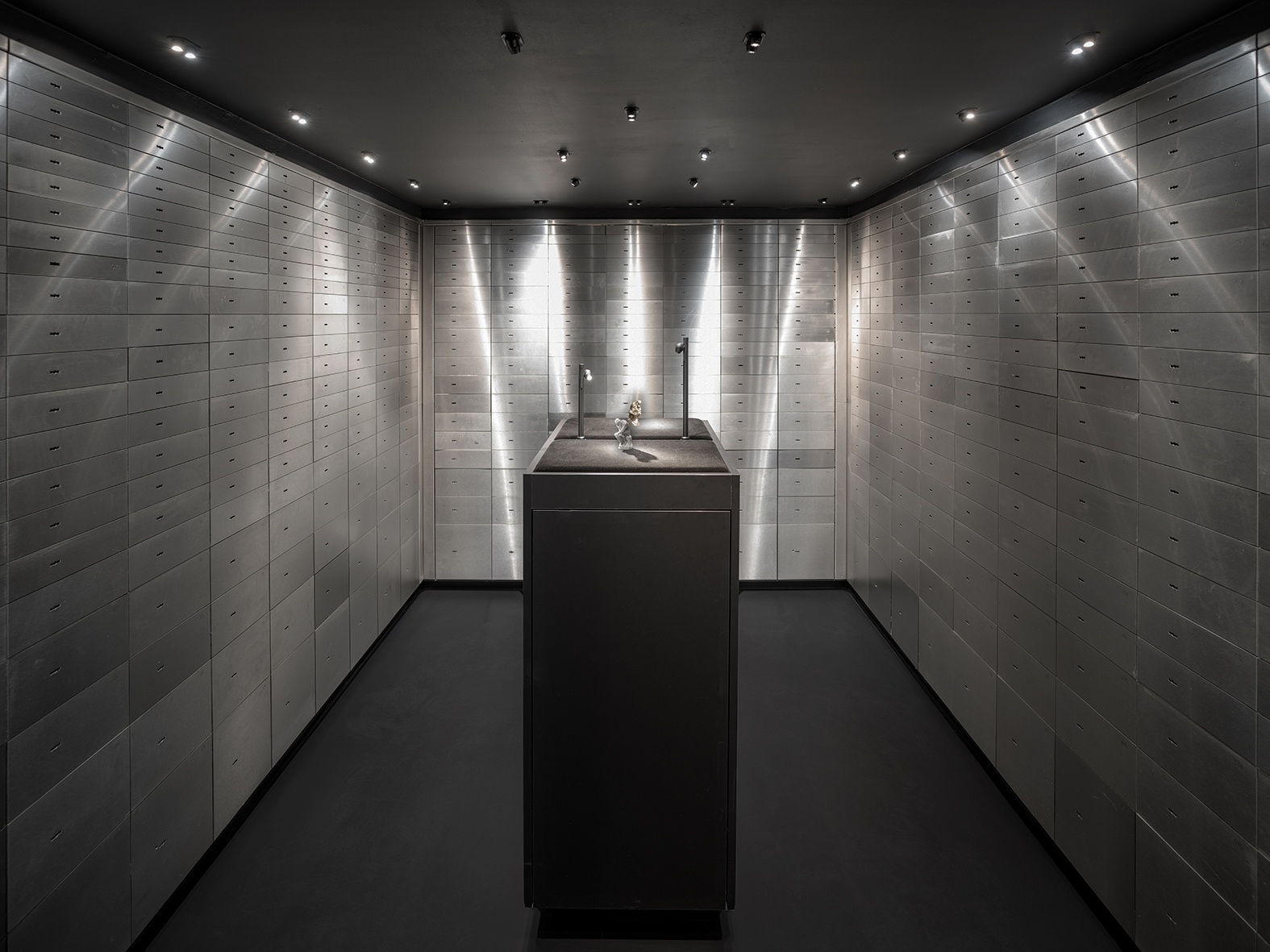 Lehmann Tabillion Castorph LTC LTundC Showroom Bergmannstr Innenausbau Untergeschoss ehemalige Bank Tresor Licht Leuchten Erco Jung Schatzkammer