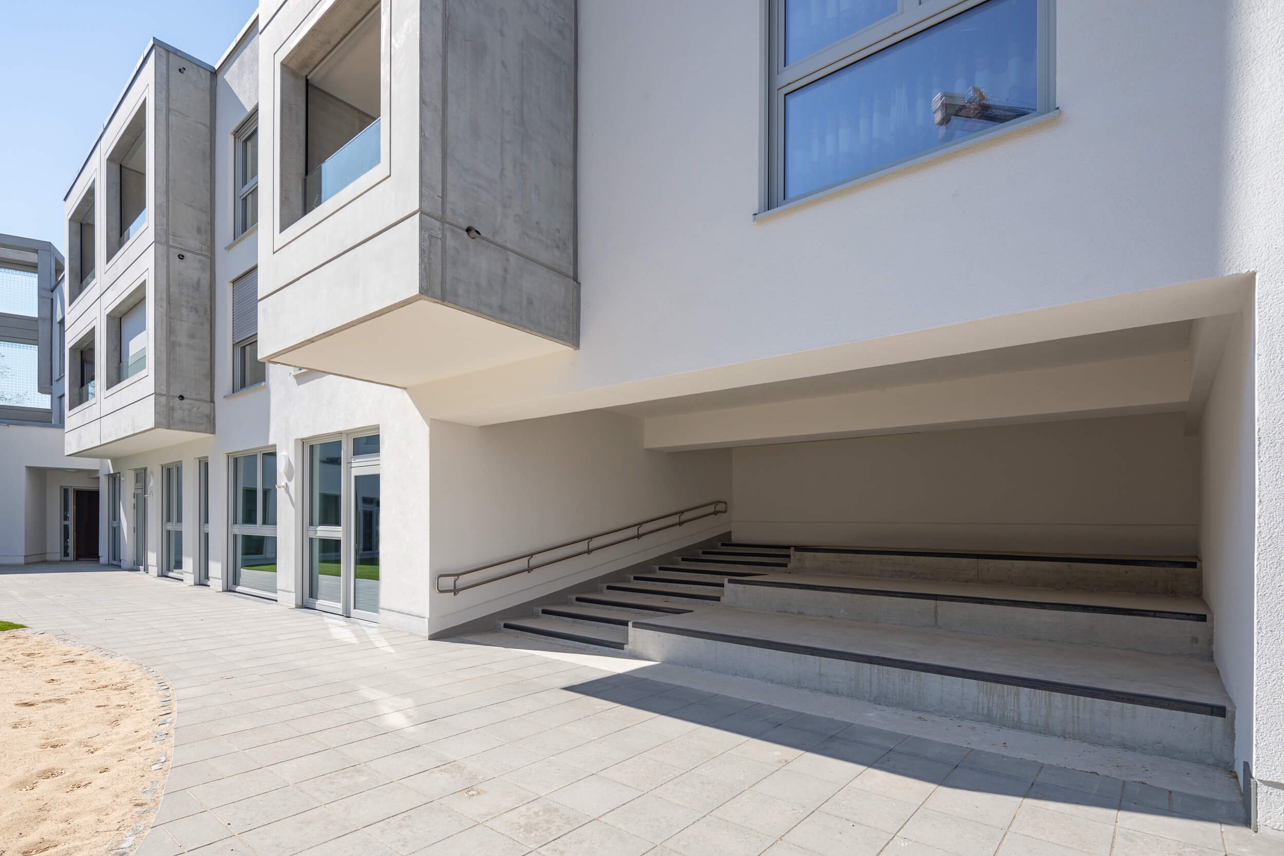 Goetz Castorph Lehmann Tabillion Architektur Städtebau München Allach Diamalt Park Loggia Beton Fertigteile Malzym Schallschutz Glas bedruckt Kita Tiefgarage Leitsystem neon