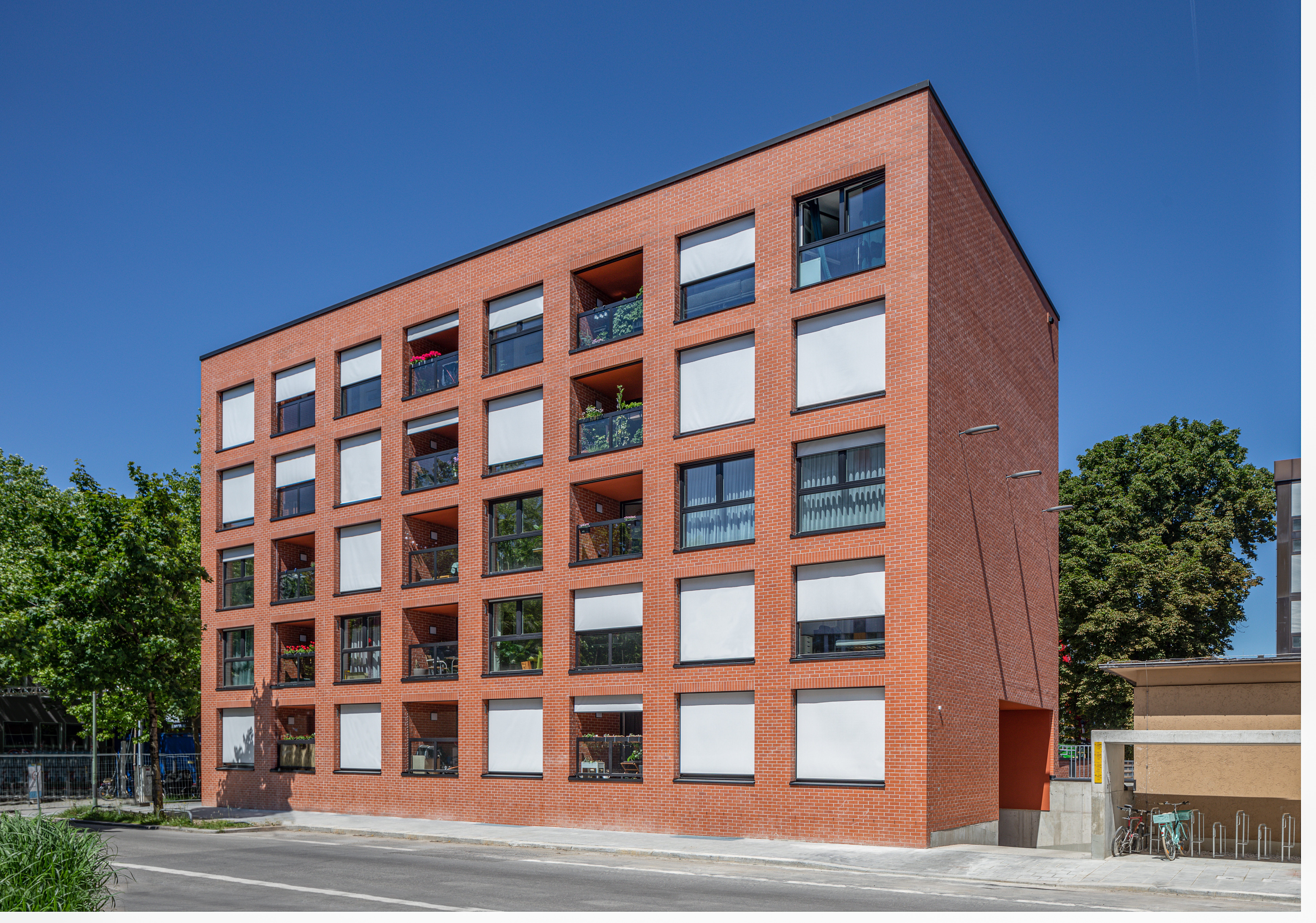 Goetz Castorph Lehmann Tabillion Architektur Städtebau München Ziegel rot Loggien Mehrfamilienhaus Sonnenschutz Klinker Fassade