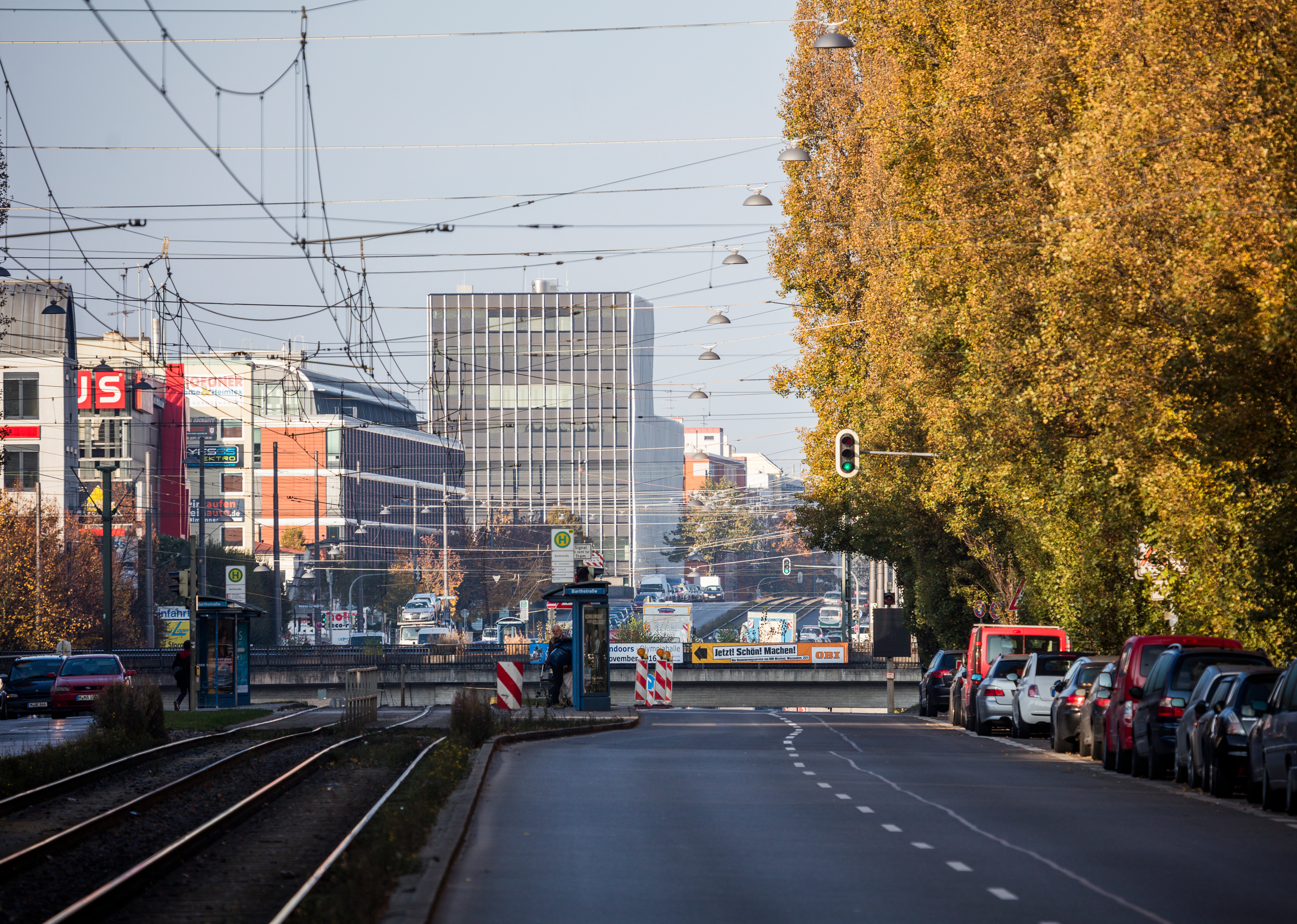 Goetz Castorph Lehmann Tabillion Architektur Städtebau Bürogebäude Landsbergerstr. München Elsenheimerstr. Arrow Trikot Streifen Fassade Lamellen Linien schwarz Leitsystem Beschilderung Spiegel Grafik Innenraum Eingangsbereich