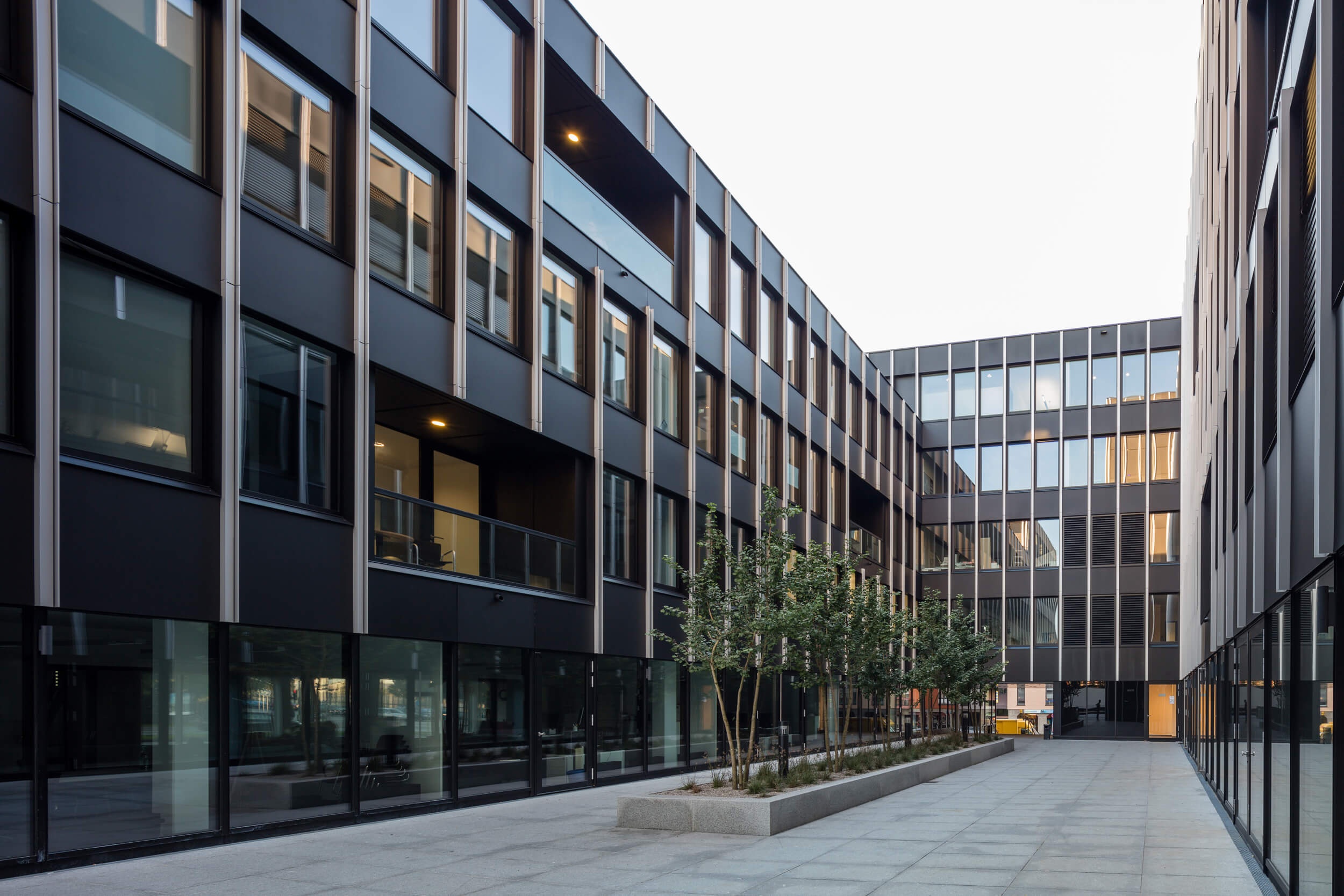 Goetz Castorph Lehmann Tabillion Architektur Städtebau Bürogebäude Landsbergerstr. München Elsenheimerstr. Arrow Trikot Streifen Fassade Lamellen Linien schwarz Leitsystem Beschilderung Spiegel Grafik Innenraum Parken