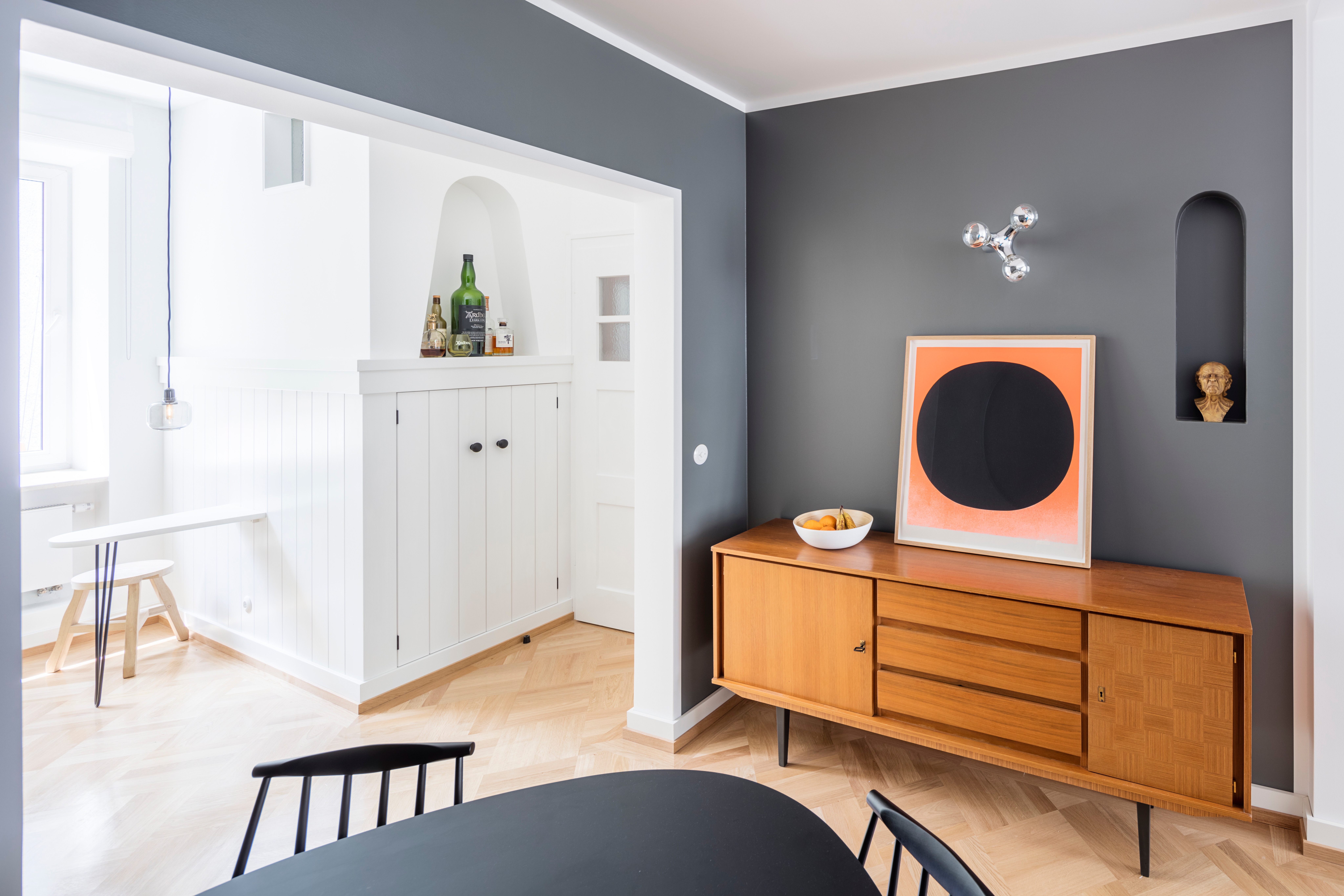 Goetz Castorph Lehmann Tabillion Architektur Städtebau München Wohnung Sanierung Altbau Bestand Innenraumkonzept Ausstattung Innenraumgestaltung Gründerzeitwohnung Nische Parkett Schreiner Parkett Farbe Farbkonzept Fliesen Regal Einbau Lichtschalter Innenraum