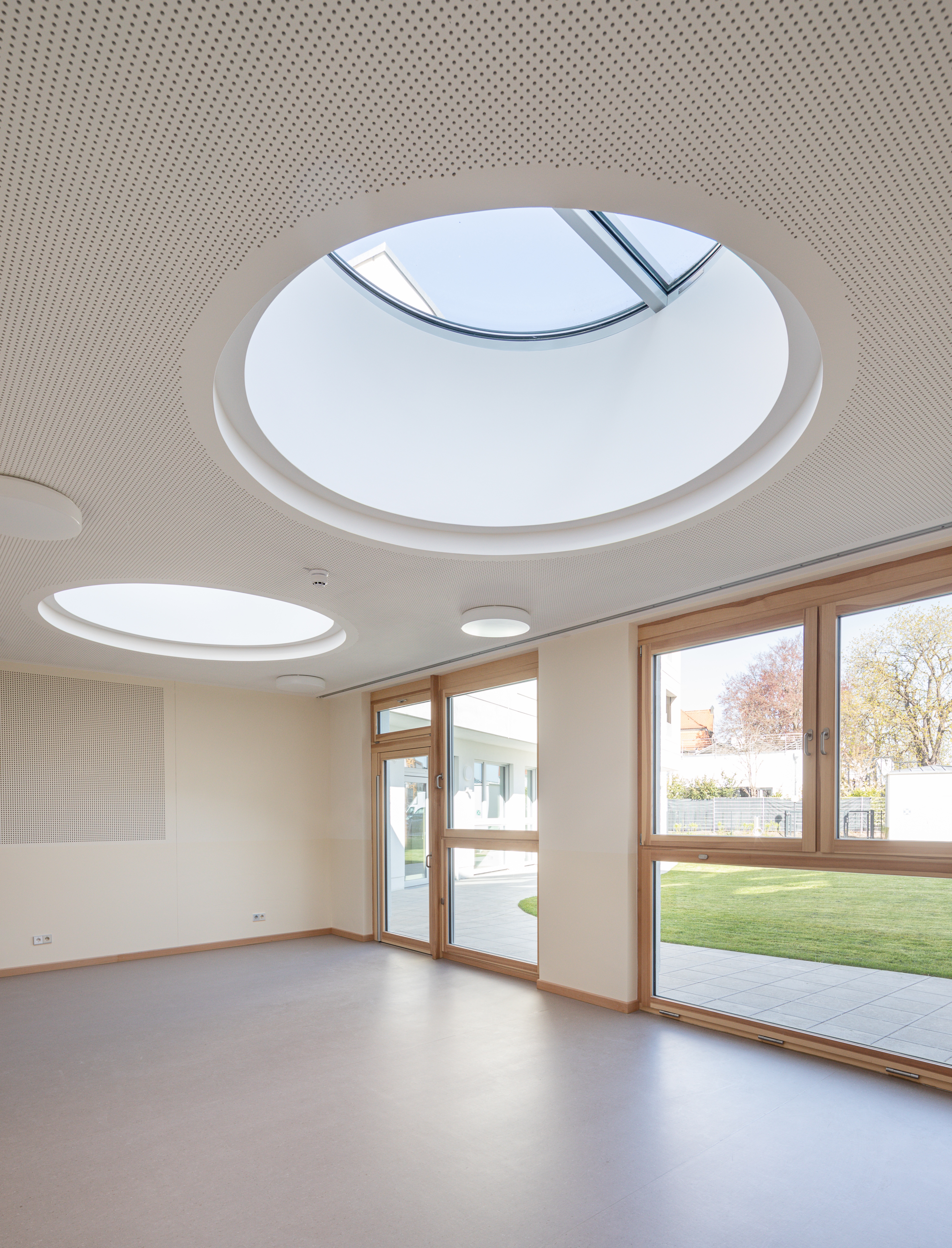 Goetz Castorph Lehmann Tabillion Architektur Städtebau München Allach Diamalt Park Loggia Beton Fertigteile Malzym Schallschutz Glas bedruckt Kita Tiefgarage Leitsystem neon