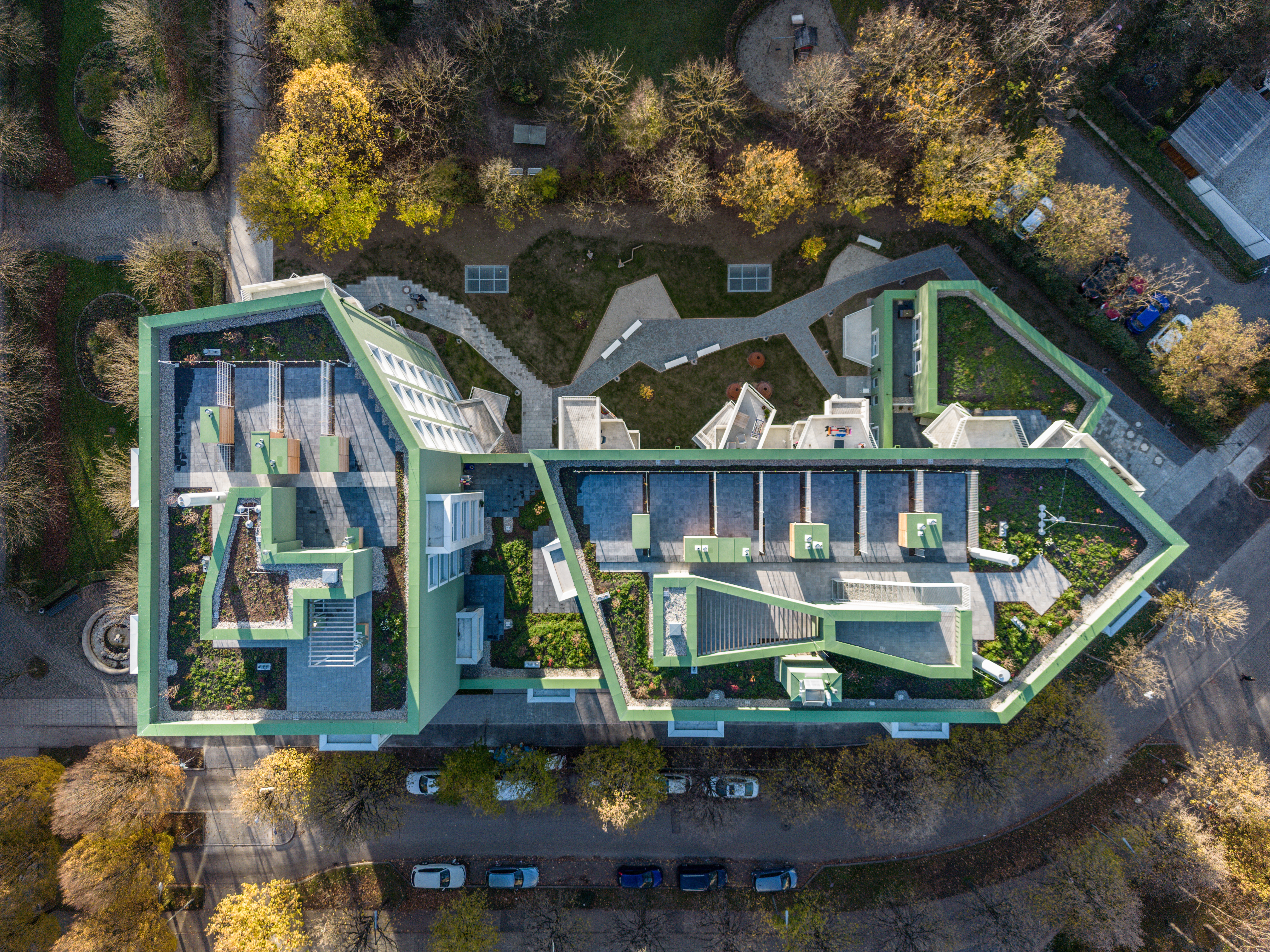 Goetz Castorph Lehmann Tabillion Architektur Städtebau München grün Balkone Raute Karo auskragend Dachterrase Mehrfamilienhaus Neubau Wohnen Nacht