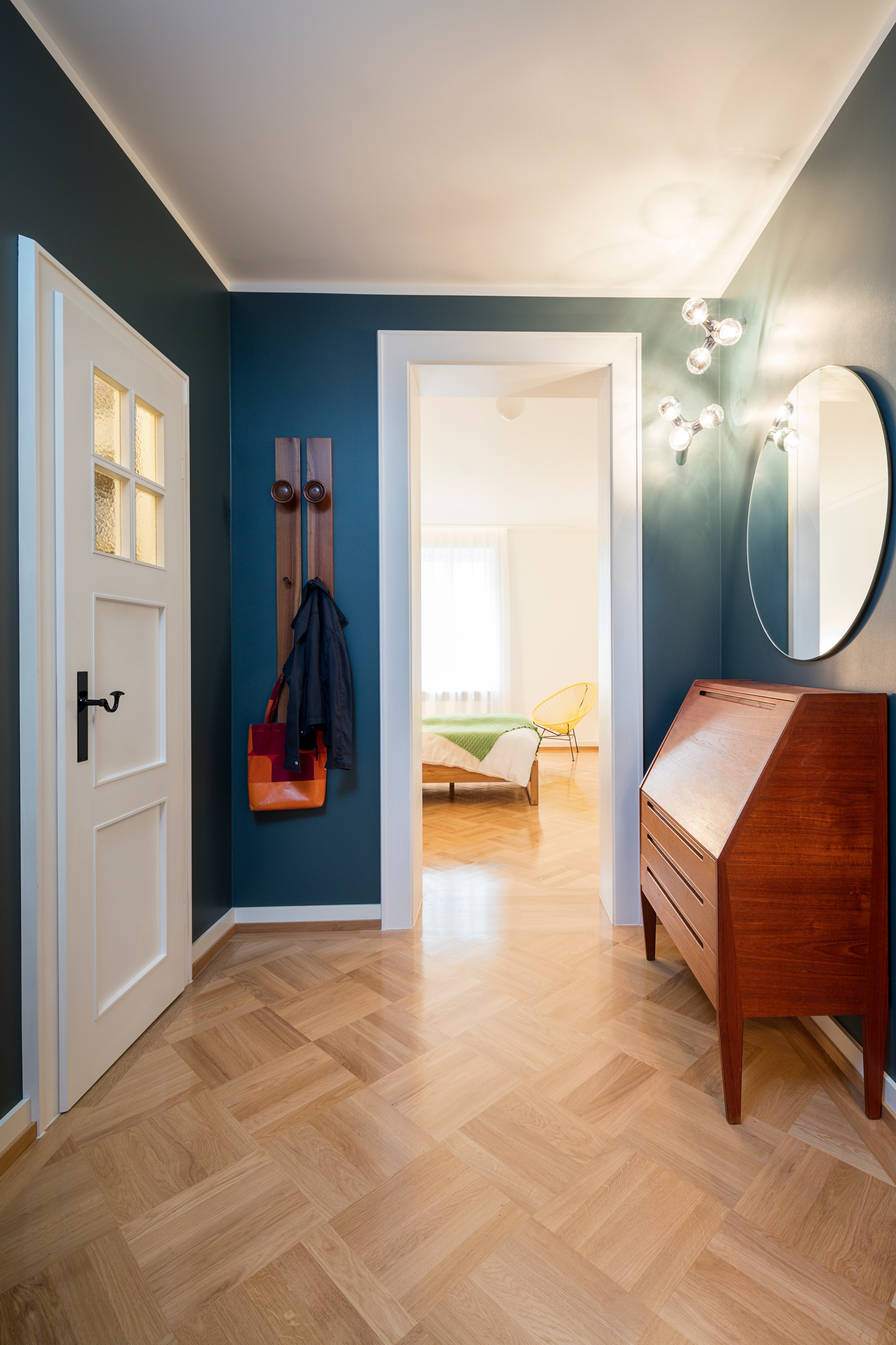 Goetz Castorph Lehmann Tabillion Architektur Städtebau München Wohnung Sanierung Altbau Bestand Innenraumkonzept Ausstattung Innenraumgestaltung Gründerzeitwohnung Nische Parkett Schreiner Parkett Farbe Farbkonzept Fliesen Regal Einbau Lichtschalter Schlafzimmer