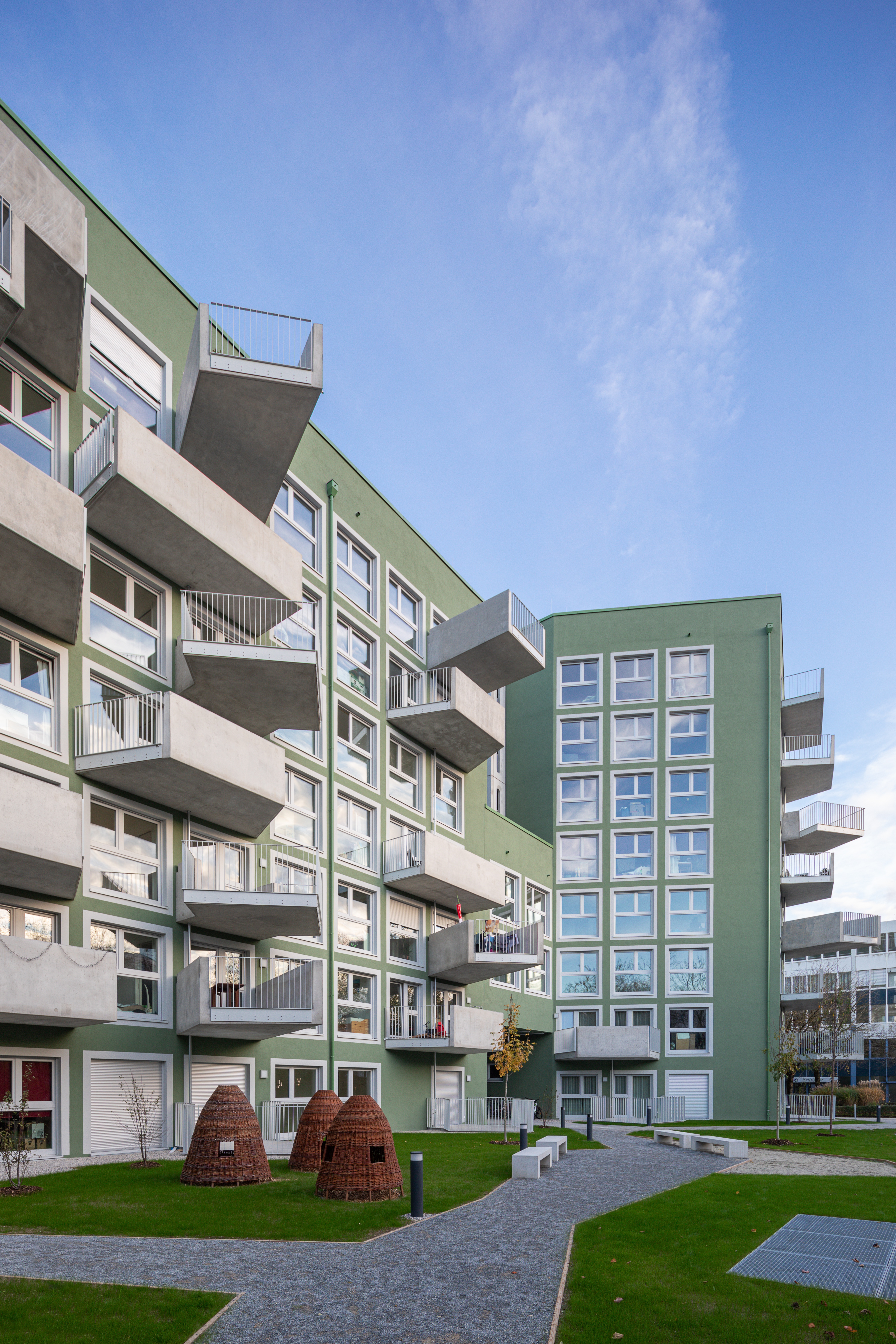 Goetz Castorph Lehmann Tabillion Architektur Städtebau München grün Balkone Raute Karo auskragend Dachterrase Mehrfamilienhaus Neubau Wohnen Vogelperspektive Nordwesten