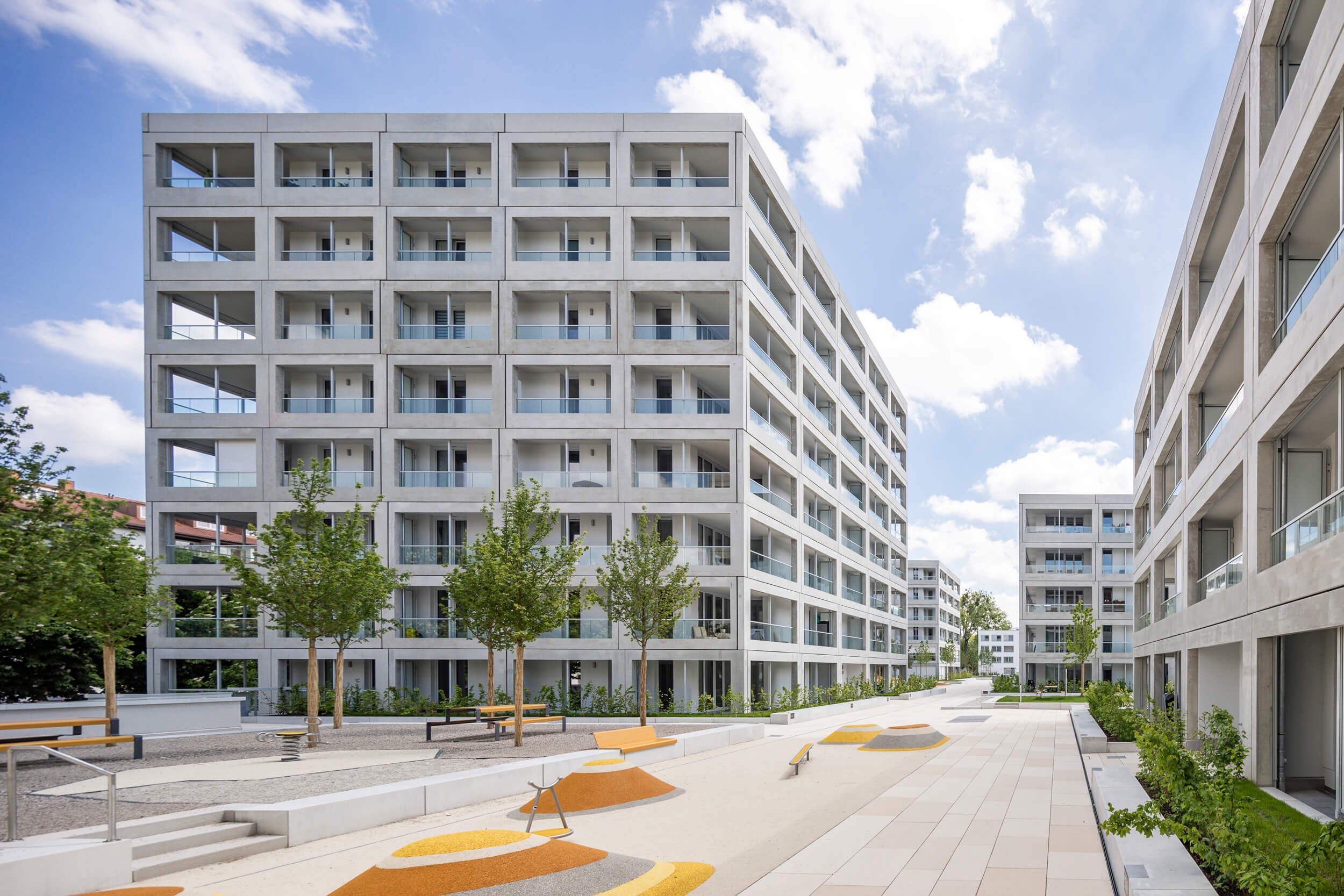 Goetz Castorph Lehmann Tabillion Architektur Städtebau München MAN Allach Gerberau Esplanade Beton Fertigteile umlaufend Balkone Sonnenschutz Rahmenelemente Punkthäuser Häusergruppe Loggien grün Park wohnen Quartier Plattform Innenhofgestaltung