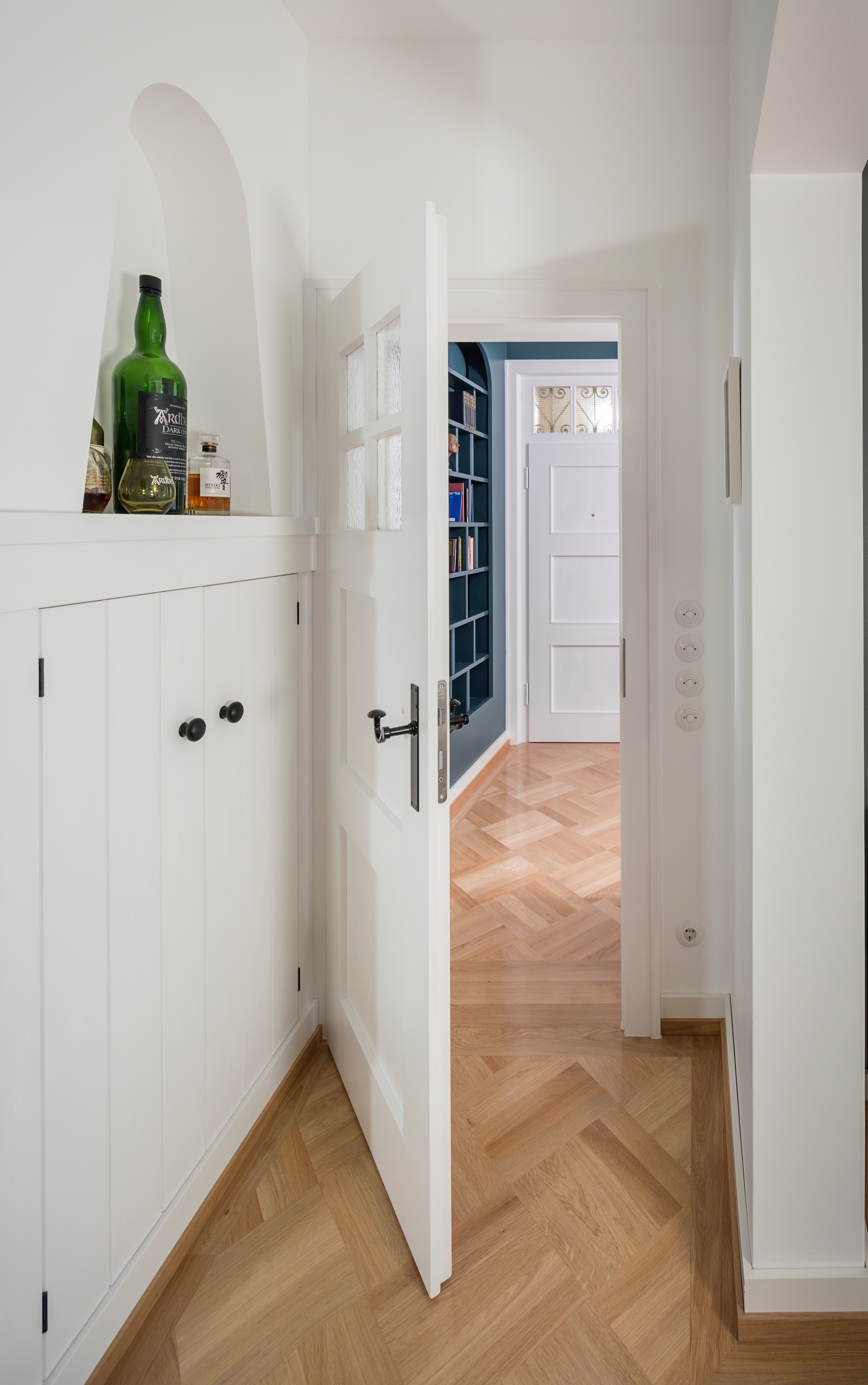 Goetz Castorph Lehmann Tabillion Architektur Städtebau München Wohnung Sanierung Altbau Bestand Innenraumkonzept Ausstattung Innenraumgestaltung Gründerzeitwohnung Nische Parkett Schreiner Parkett Farbe Farbkonzept Fliesen Regal Einbau Lichtschalter Essenbereich