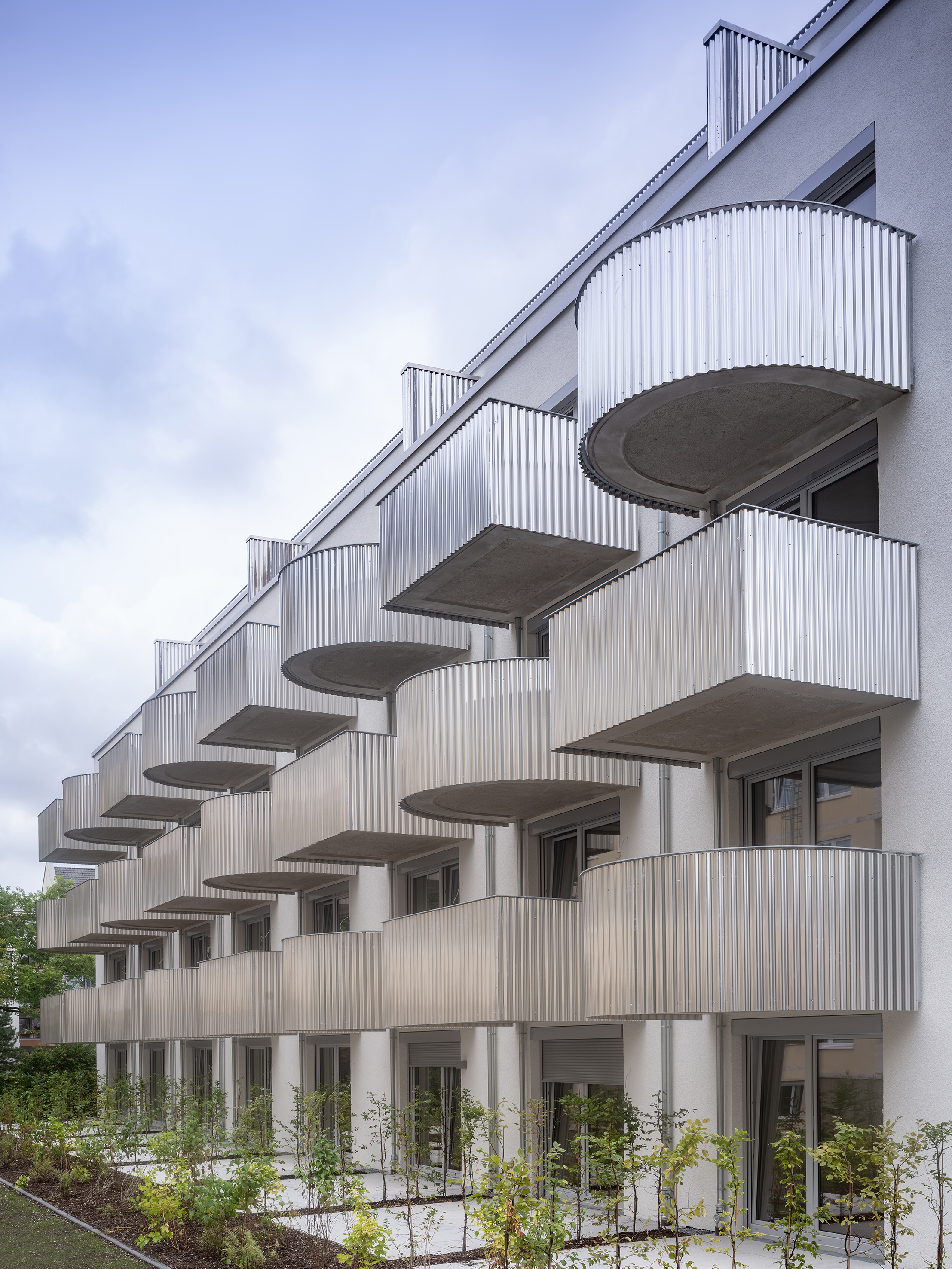 LTC LTundC Lehmann Tabillion Castorph Architektur Stadtplanung Gesellschaft Sendling Neubau Mietwohnungen Wohnungen Mehrfamilienhaus Architekten Balkone rund eckig Wellblech silbern SÜBA