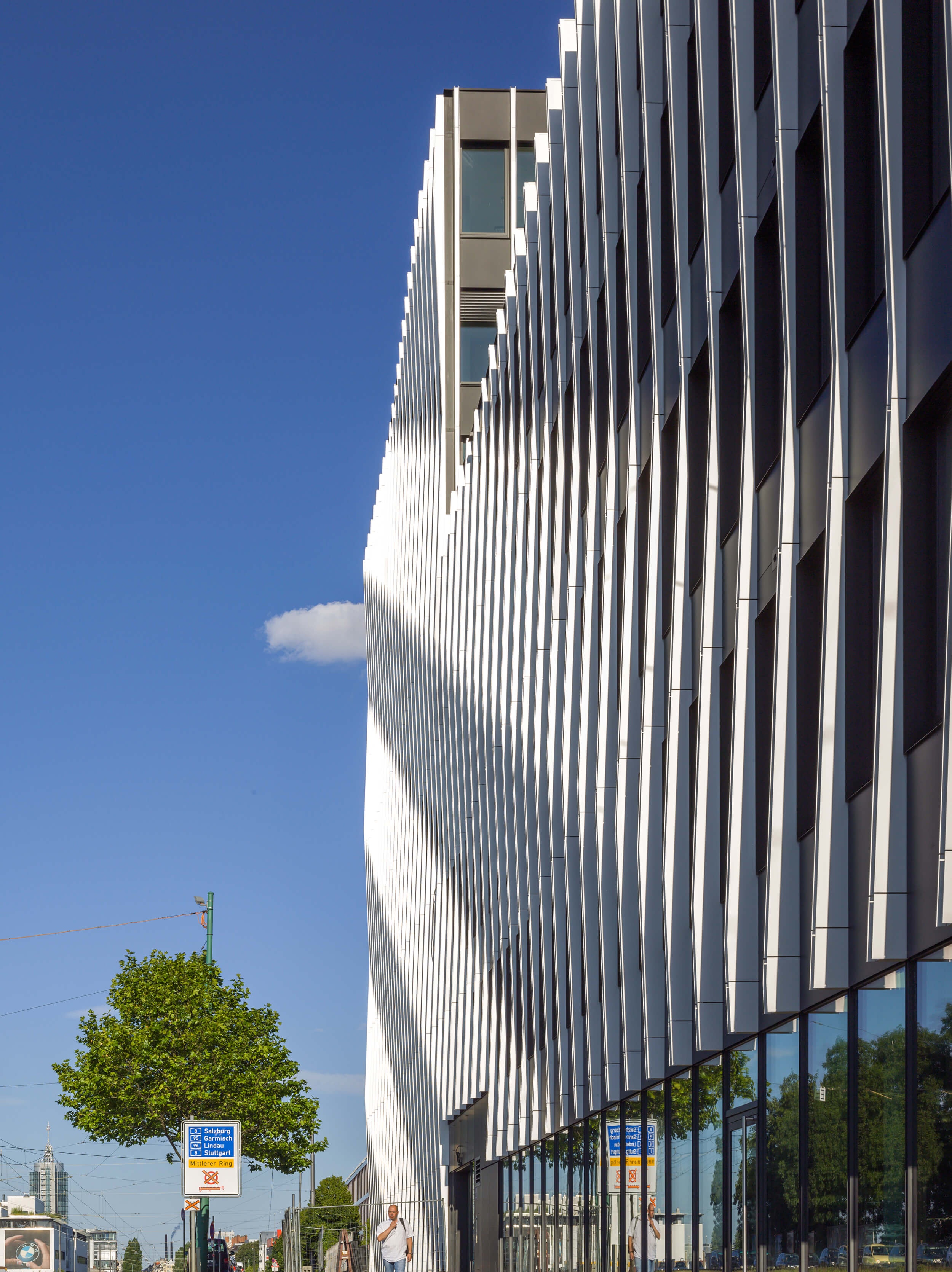 Goetz Castorph Lehmann Tabillion Architektur Städtebau Bürogebäude Landsbergerstr. München Elsenheimerstr. Arrow Trikot Streifen Fassade Lamellen Linien schwarz Leitsystem Beschilderung Spiegel Grafik Innenraum Fassade