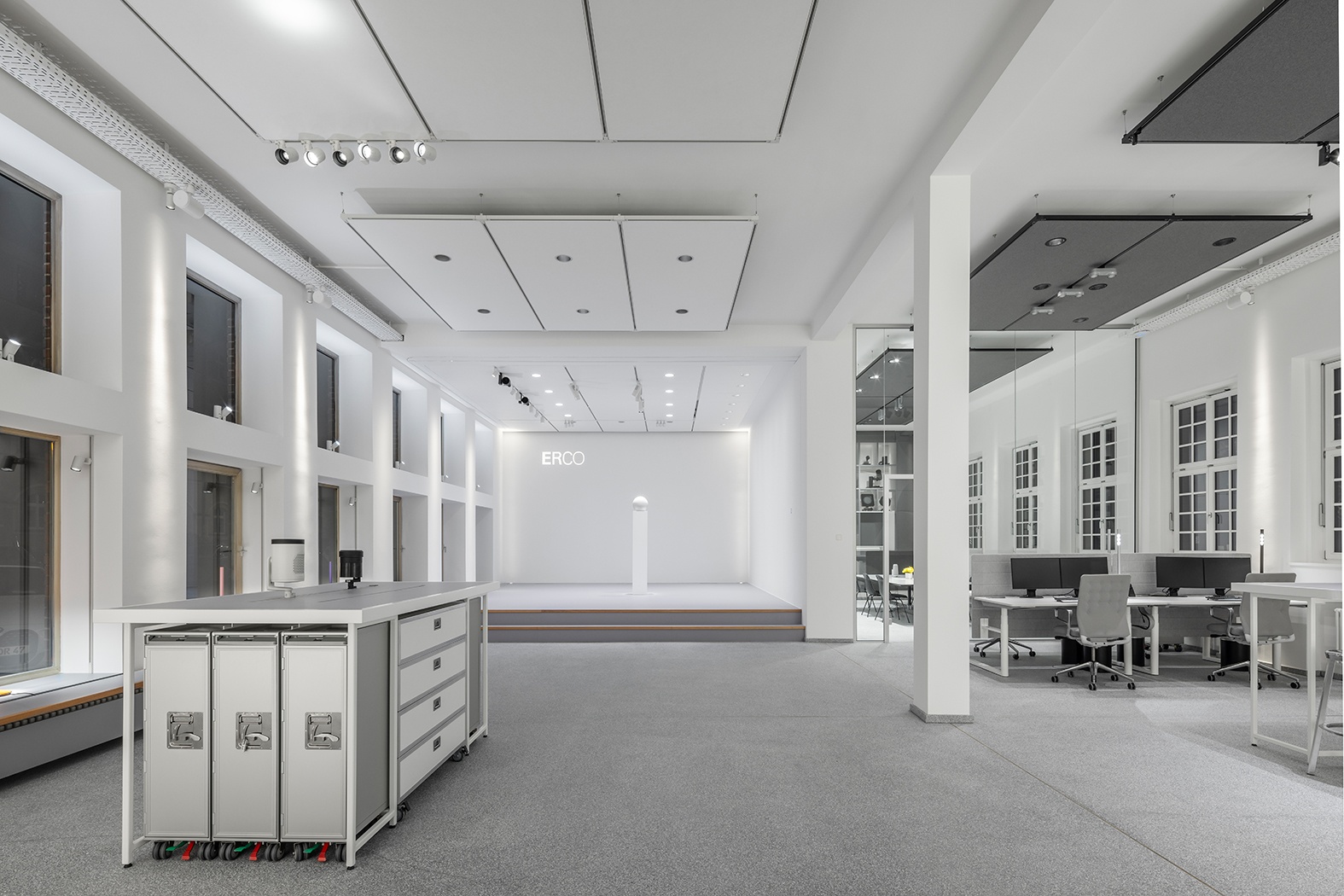 Lehmann Tabillion Castorph LTC LTundC Showroom Bergmannstr Innenausbau Ladenausbau Licht Leuchten Erco Jung Jab Anstoetz Vorhang Podest