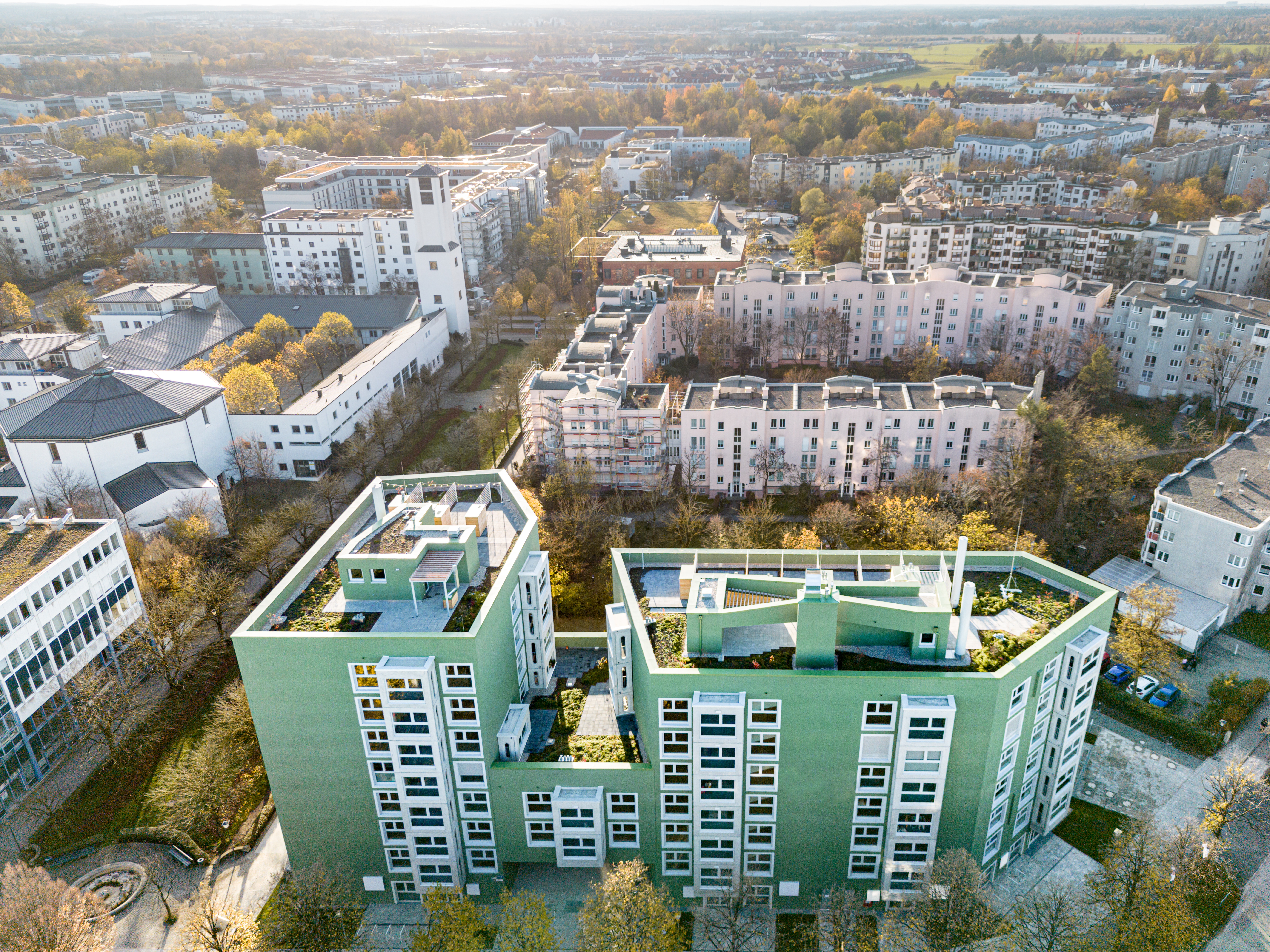 Goetz Castorph Lehmann Tabillion Architektur Städtebau München grün Balkone Raute Karo auskragend Dachterrase Mehrfamilienhaus Neubau Wohnen Nacht